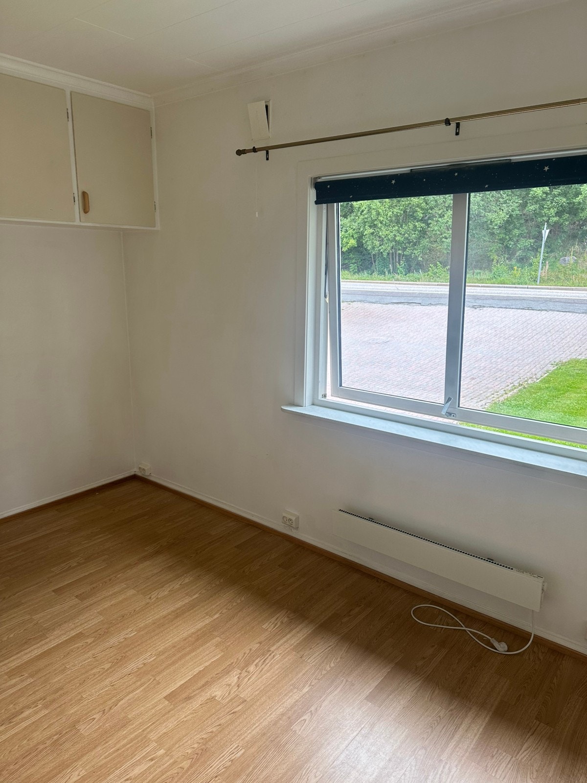 Soverom ut mot veien Galleribilde