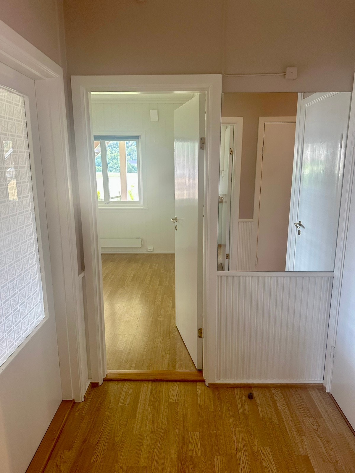 Soverom fra gangen Galleribilde