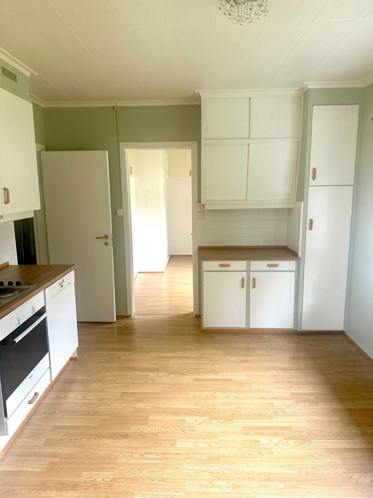 Stort kjøkken med masse skaper Galleribilde