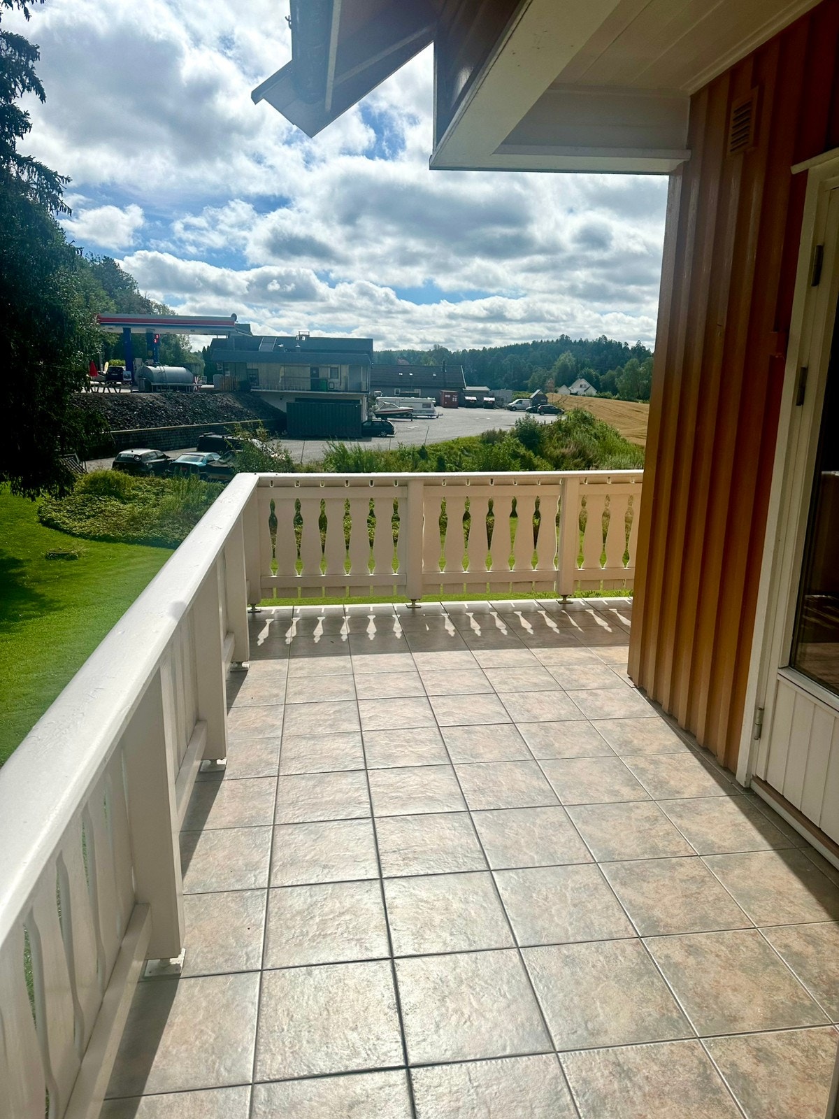 Terrasse ut mot veien Galleribilde