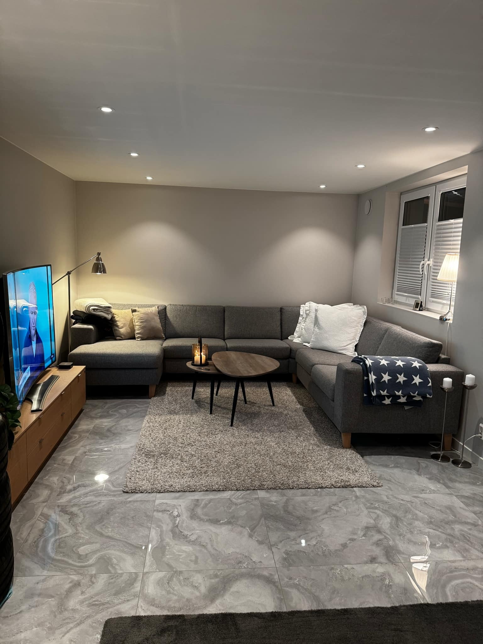 Stua med utgang til terrasse. Møblene er ikke med i utleie Galleribilde