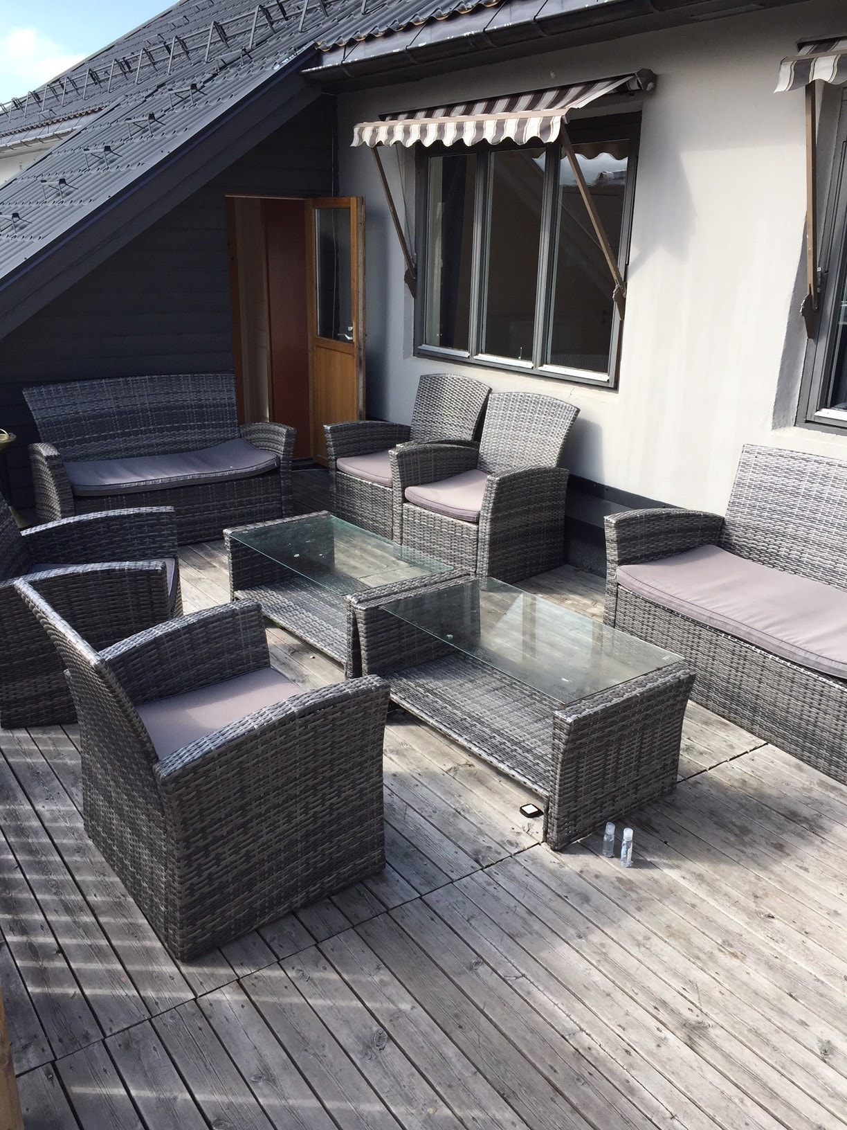 Deler av verandaen med møbler. Galleribilde