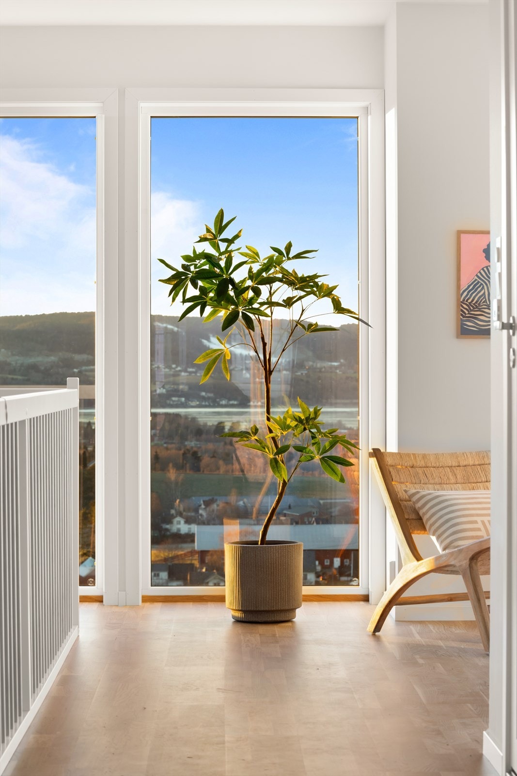 Det er enstavs eikeparkett, malte vegger og innfelte LED-spotter i himlingen. Galleribilde