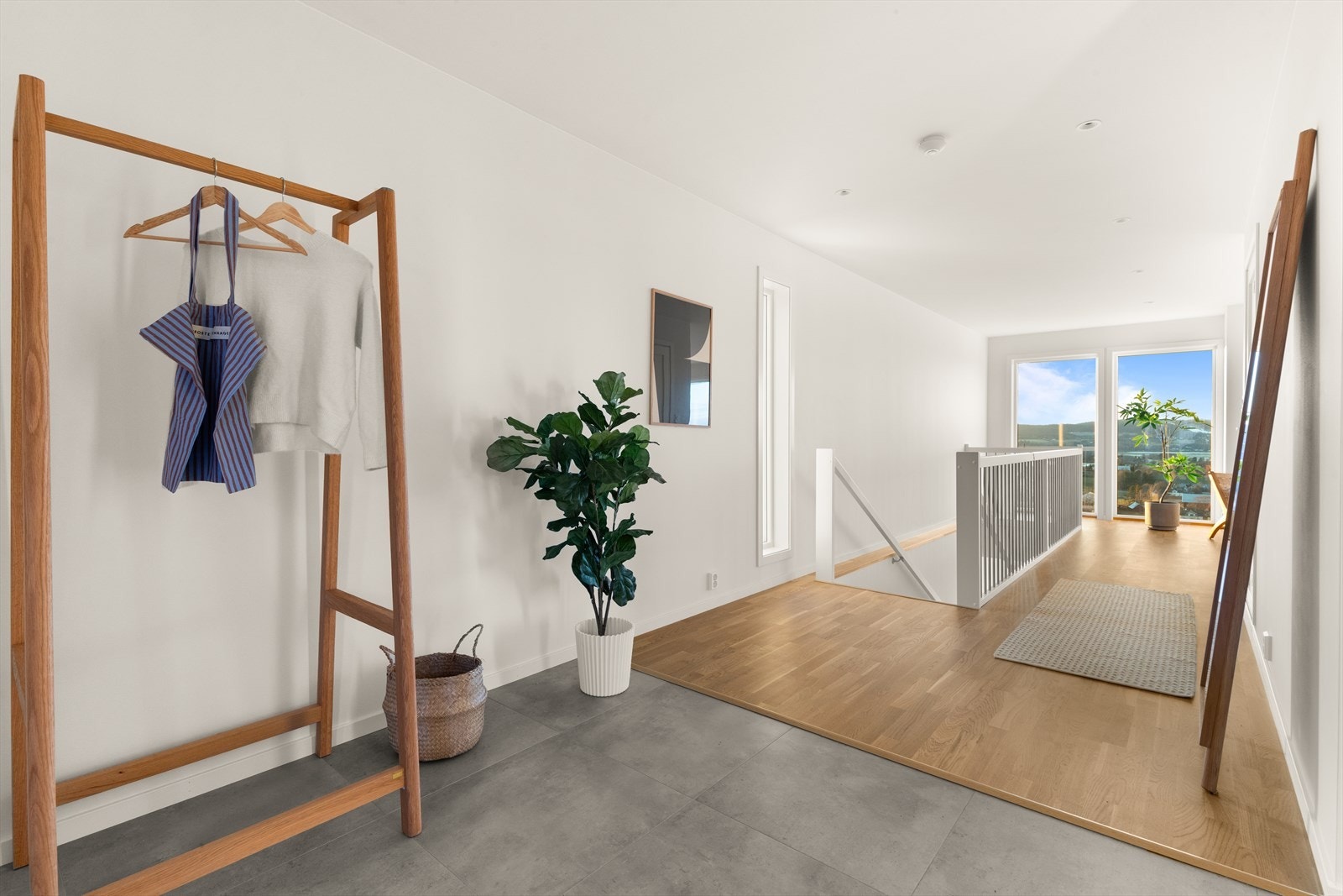 I vindfanget er det lagt gulvfliser i 60 x 60 cm av typen Glade Cinza, samme flis som er på badene og på vaskerommet. Galleribilde