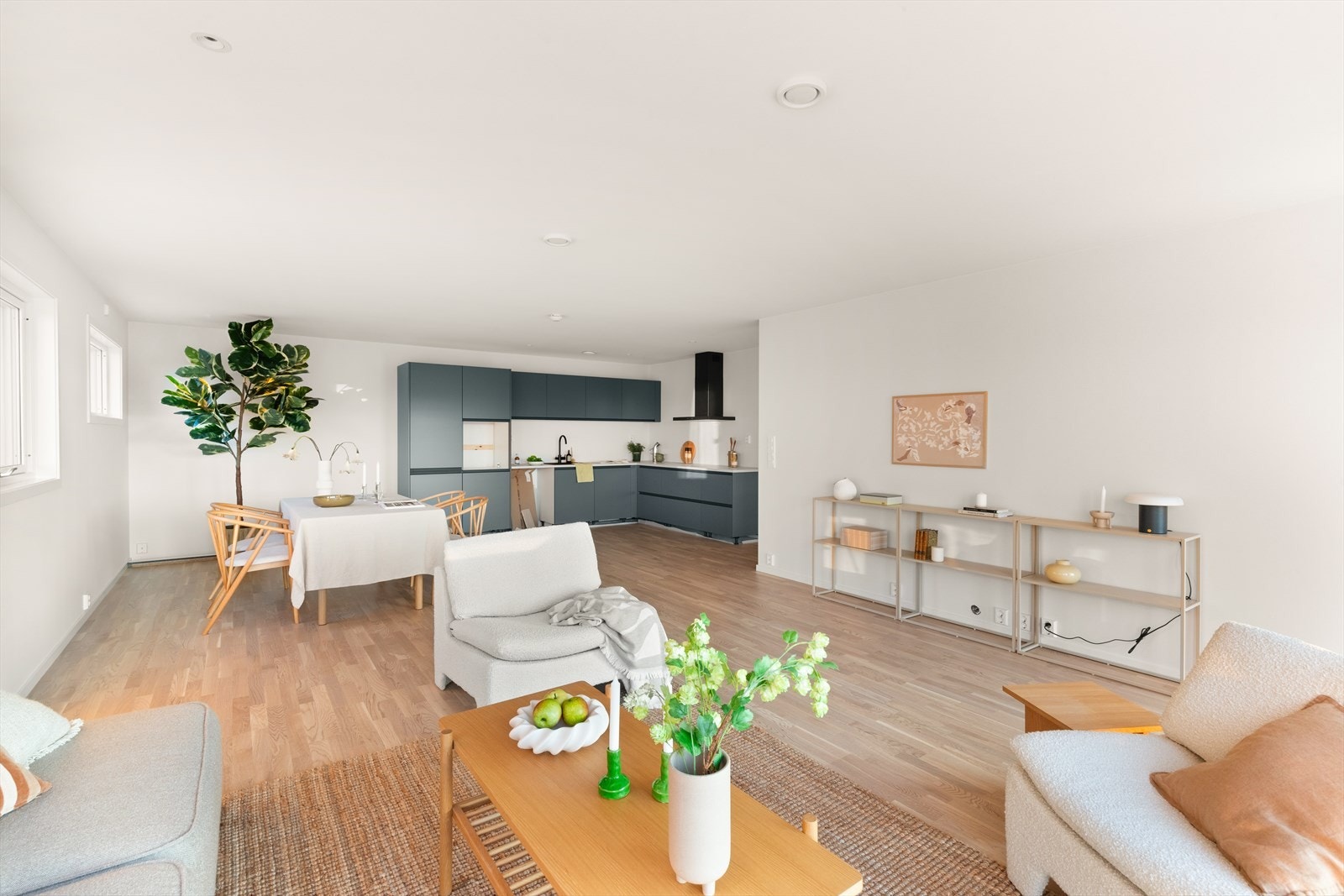 Stuens romslige utforming gjør den til et herlig samlingspunkt for venner og familie. Galleribilde