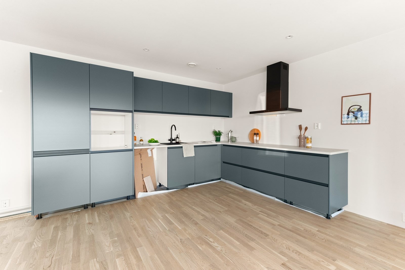 Dette er en flott, stilren innredning med slette fronter og gripelister. Galleribilde