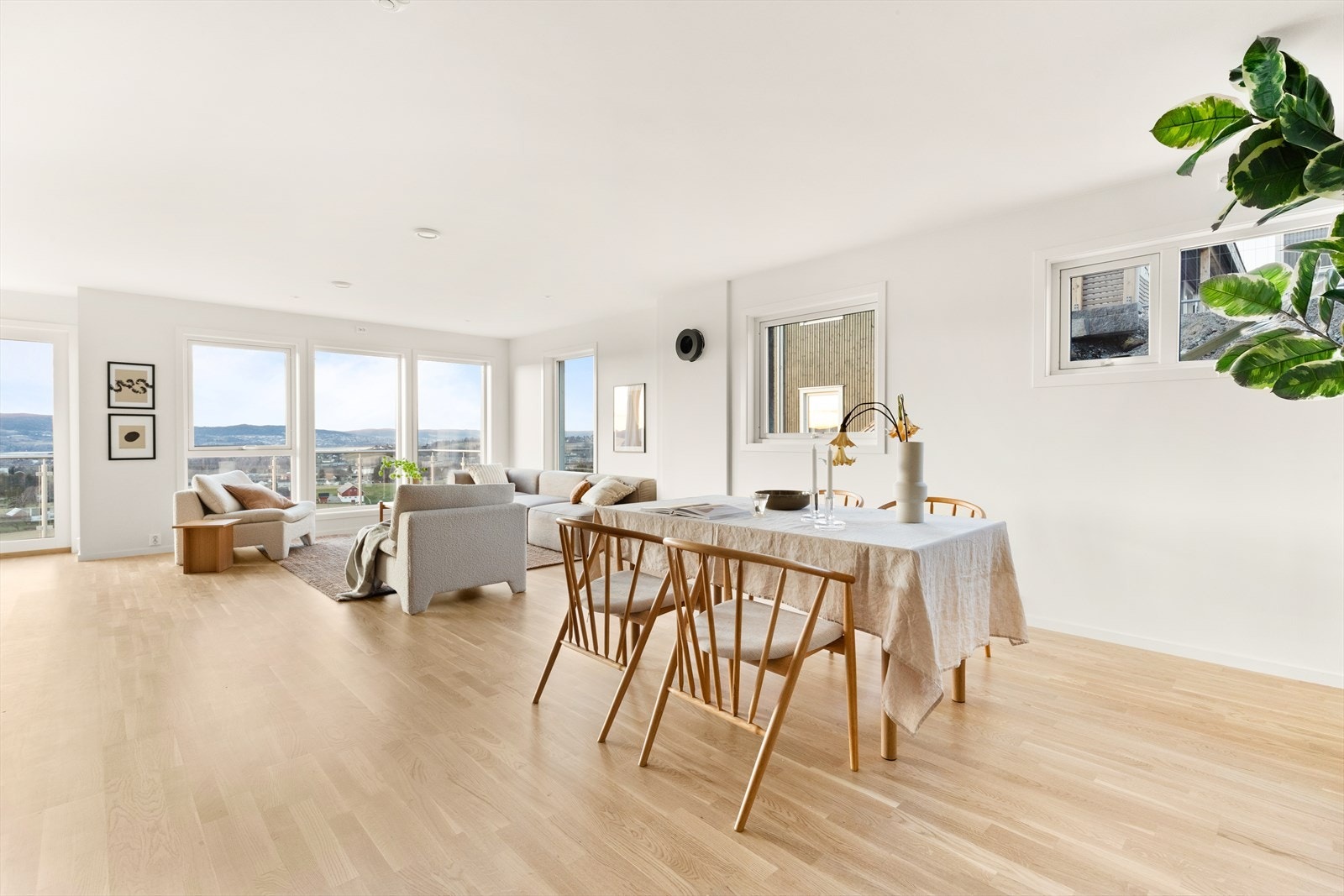 Stuen i mellomste etasje ligger i åpen løsning med kjøkkenet og skaper et herlig allrom på over 55 kvm. Galleribilde