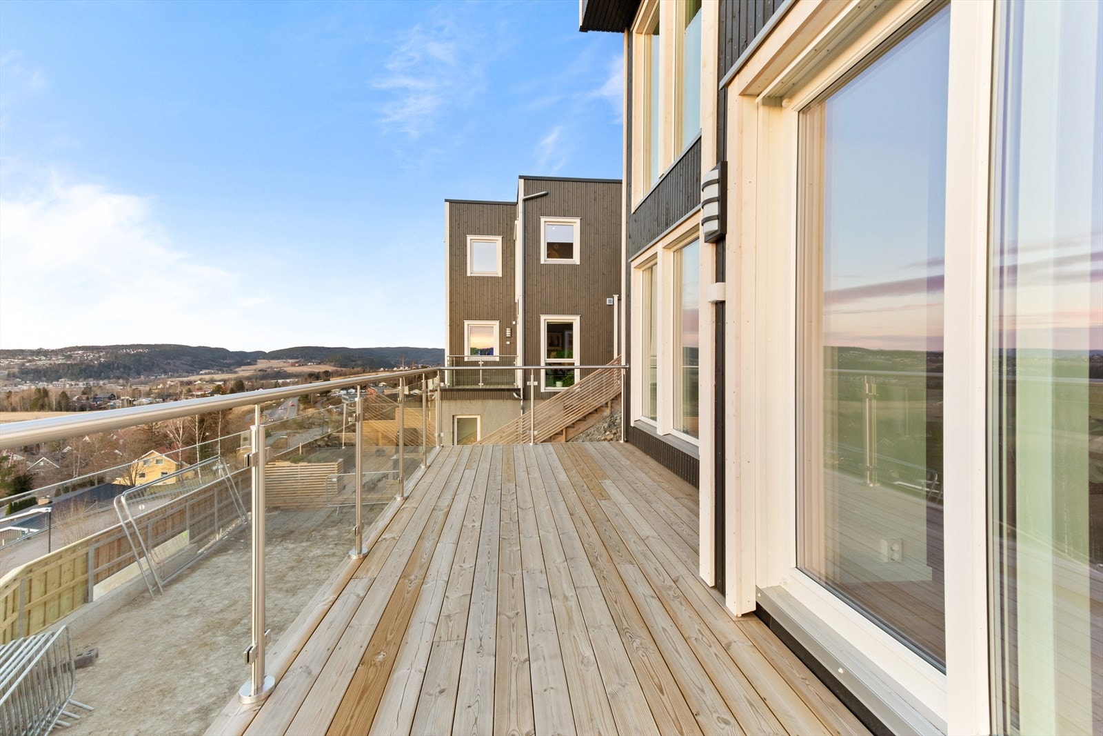 Fra stuen er det skyvedør ut til balkong på ca. 15 kvm. Galleribilde