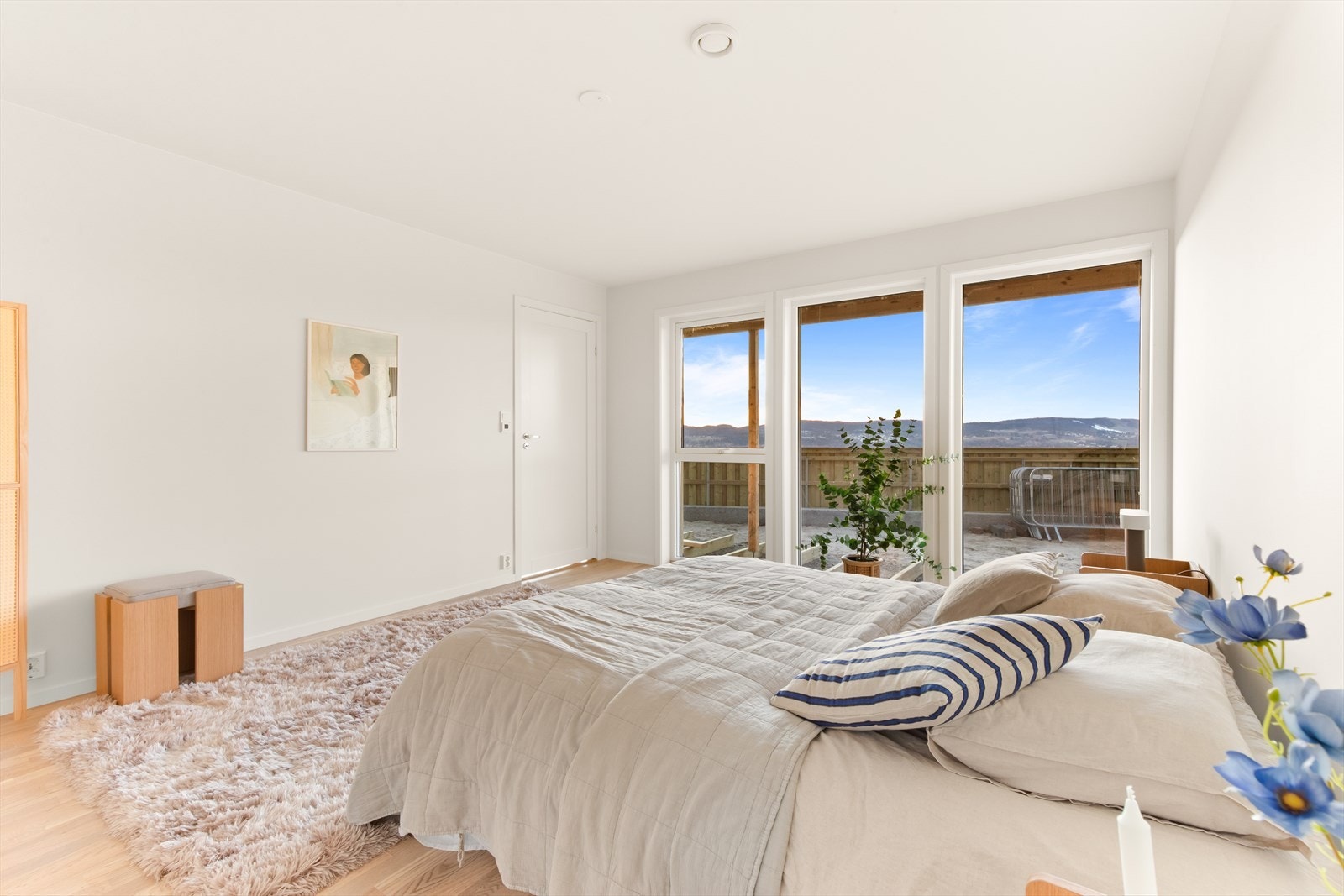 Store vindusflater gir rikelig med naturlig lys inn. Galleribilde