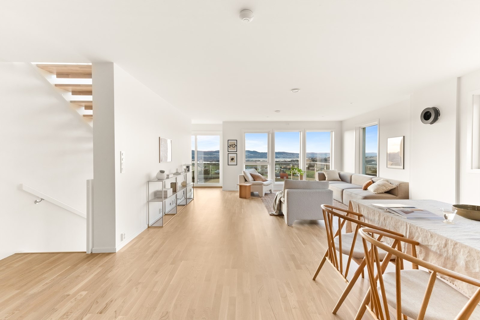 Den romslige utformingen skaper fleksibilitet med tanke på møblering, og det er svært god plass for sittegrupper, tilhørende møblement og spisebord. Galleribilde