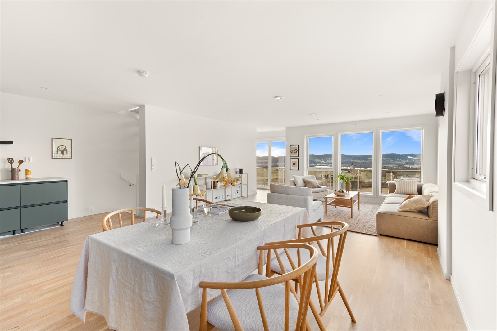 Store gulvvinduer byr på vidstrakt utsikt og vinduer på siden vil bidra til at dagslyset kommer inn fra flere retninger. Galleribilde