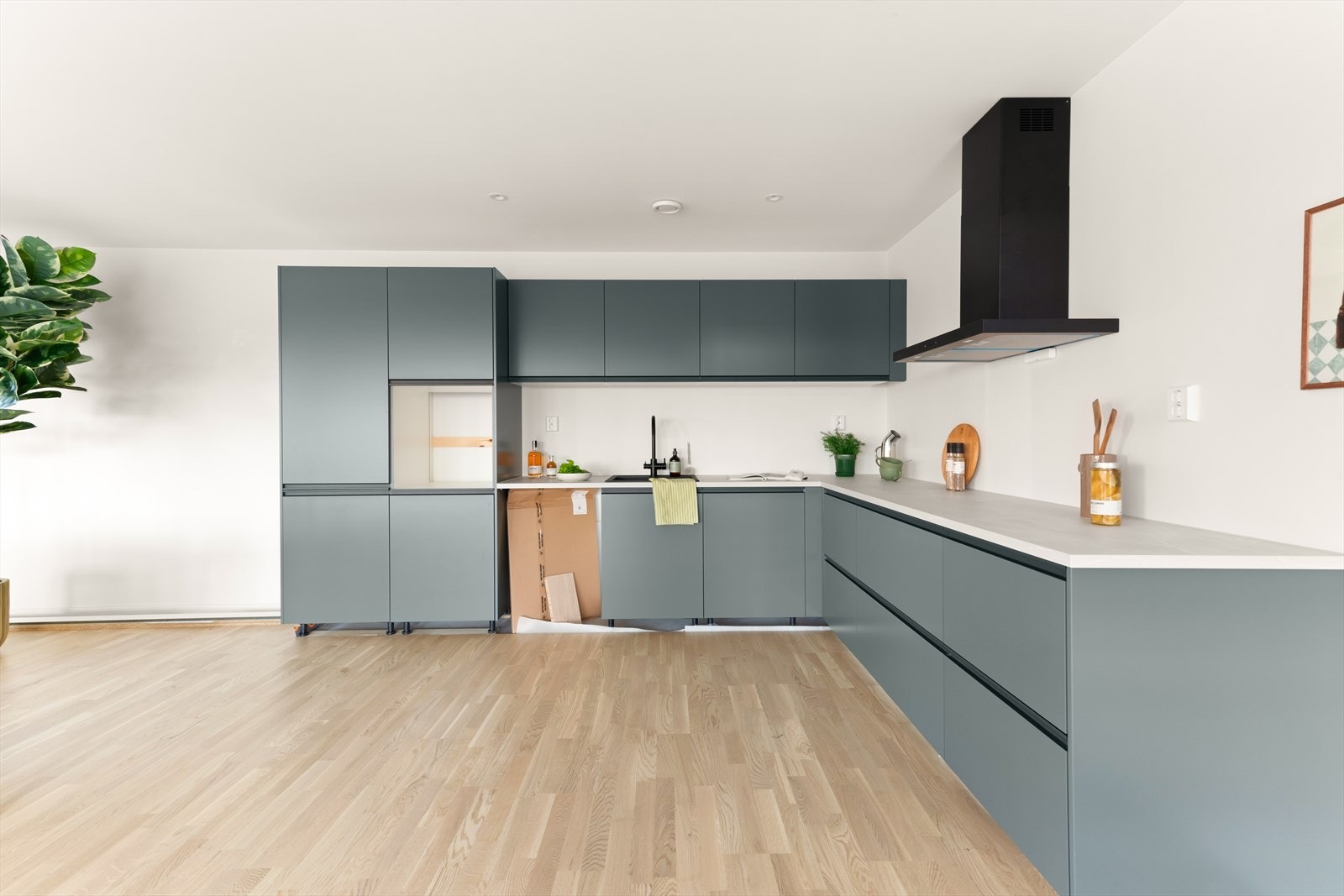 Hvit, laminert benkeplate med nedfelt oppvaskkum og armatur i krom. Galleribilde