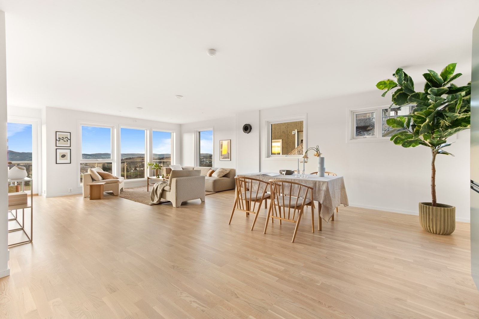 Familievennlig bolig over tre etasjer med høy standard og en spennende planløsning. Galleribilde