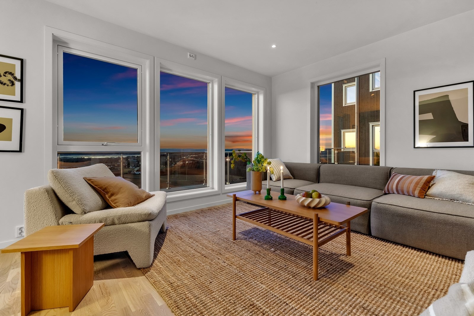 Herlig stemning på kveldstid. Her kan du nyte solnedgangen fra sofakroken. Galleribilde