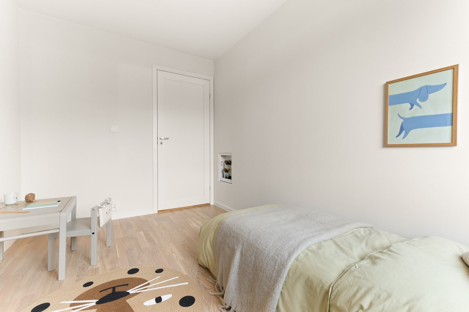 Samtlige soverom får enstavs eikeparkett, lysmalte vegger og god plass for garderobeløsning. Galleribilde