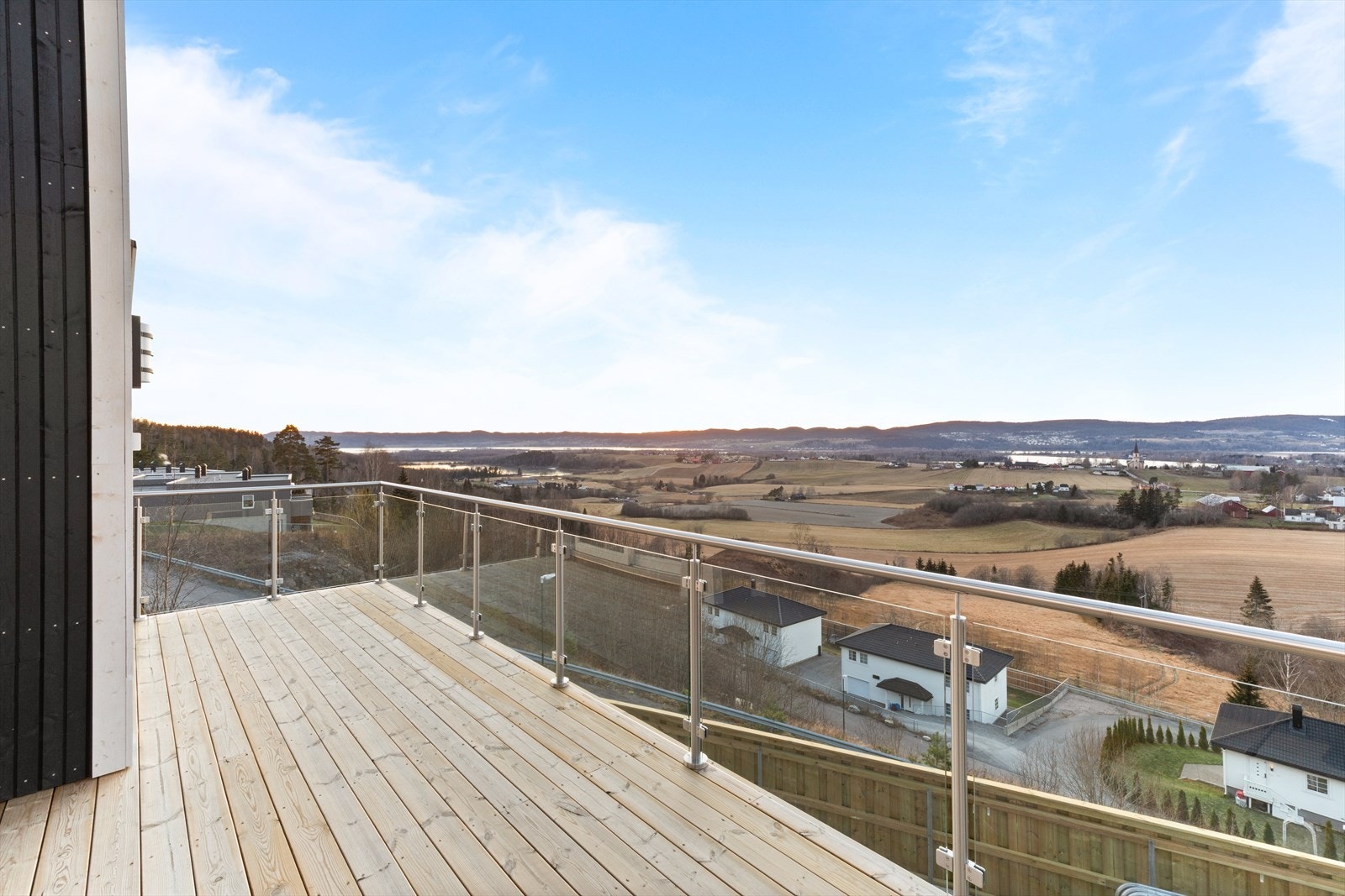 Dette er en solrik uteplass med herlig utsikt! Galleribilde