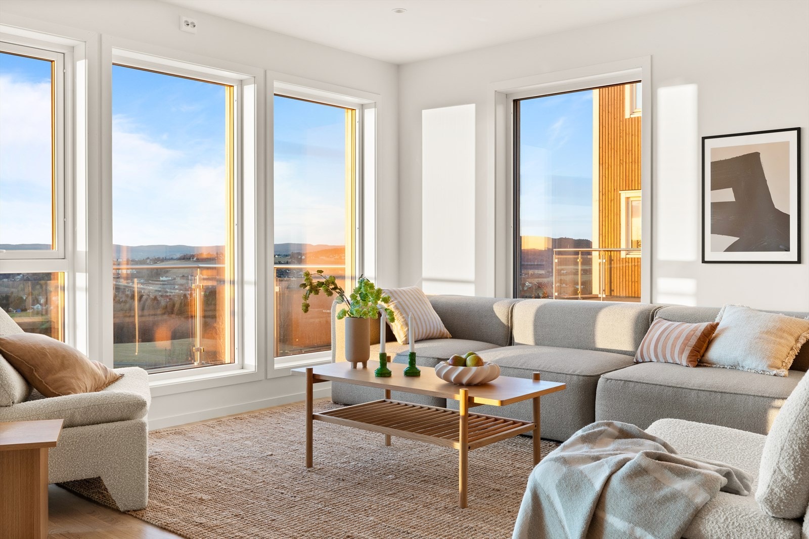 Rommet bades i herlig dagslys fra de store vinduene. Galleribilde