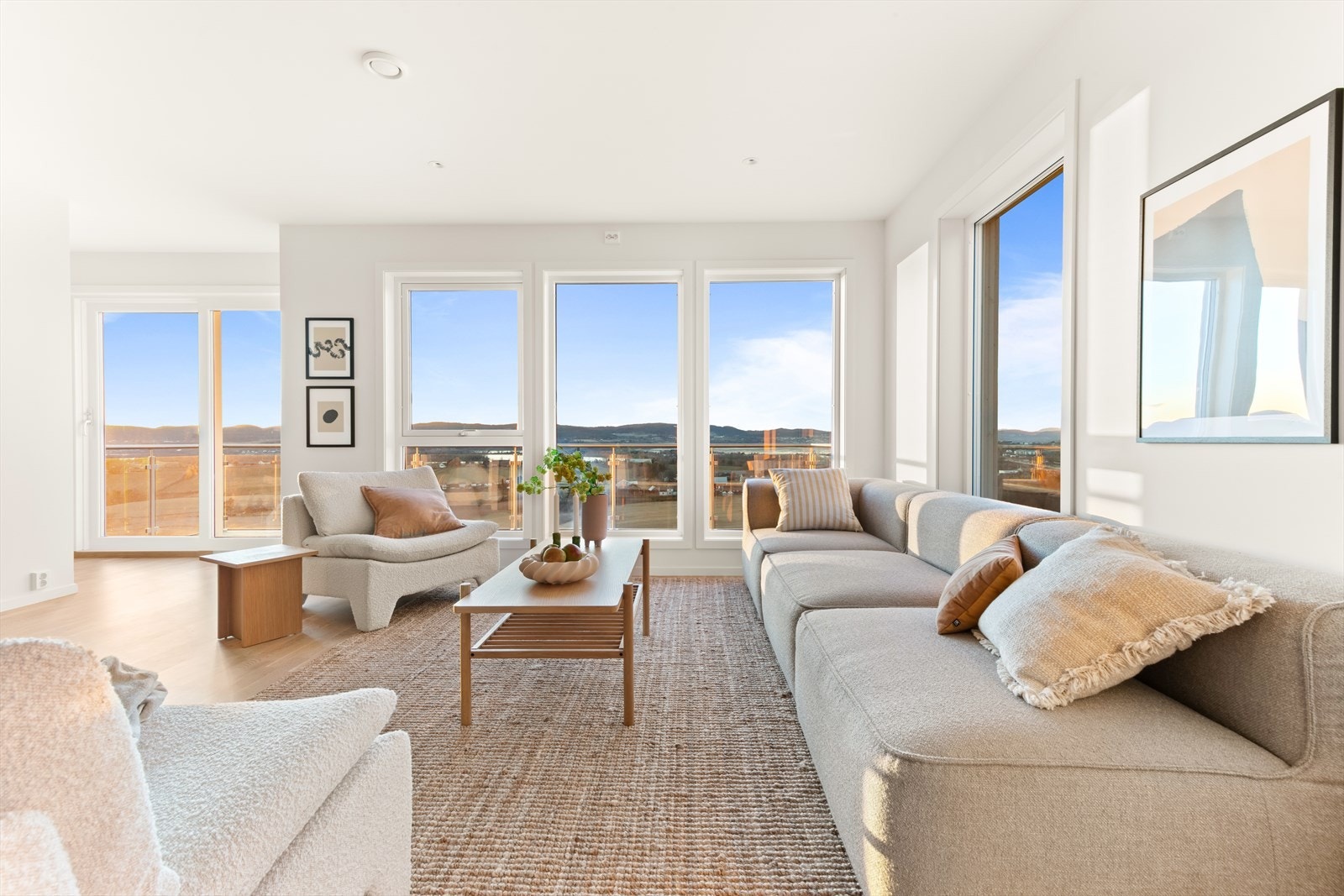 Innfelte LED-spotter i himlingen skaper ytterligere stemning når kvelden senker seg. Galleribilde