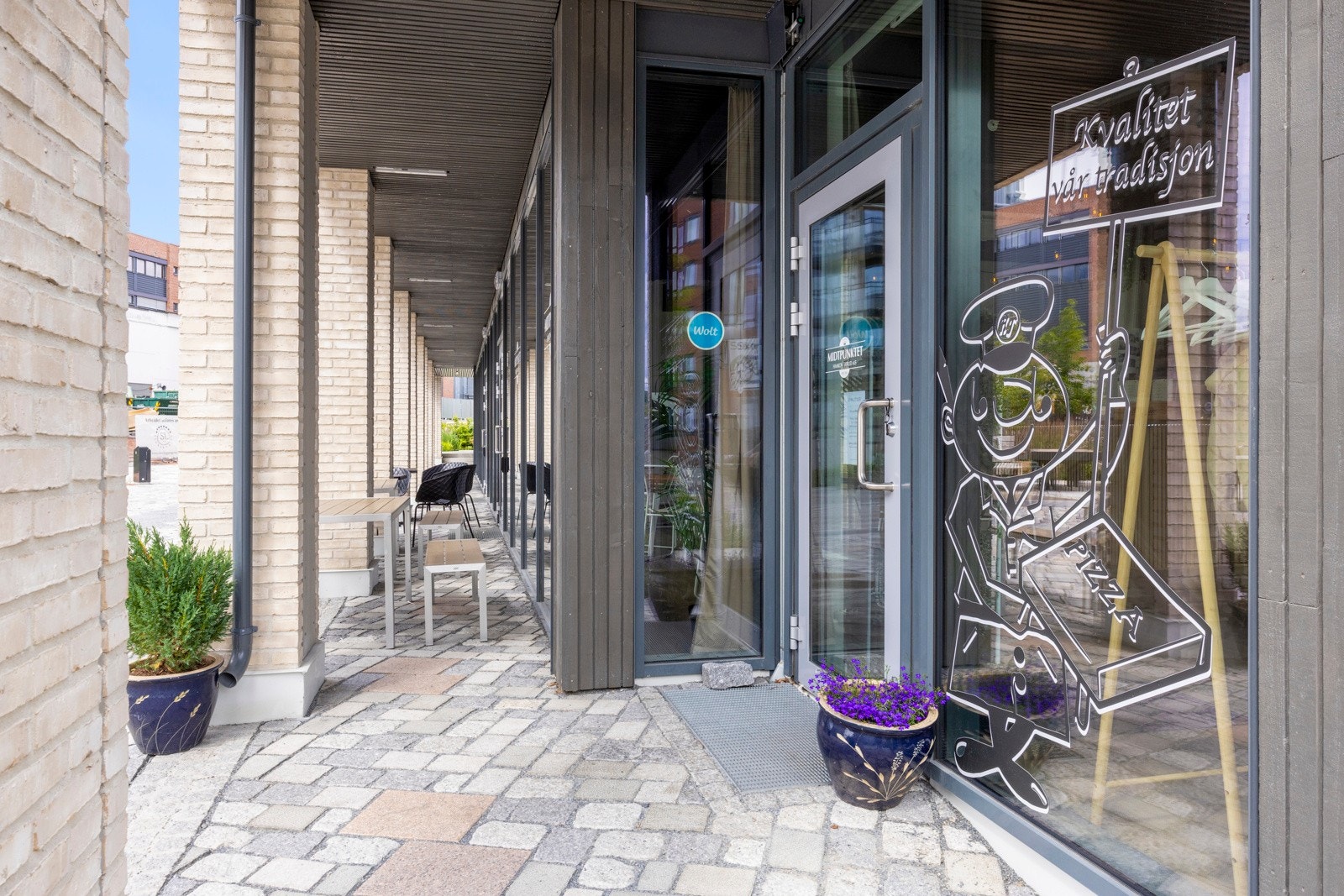 Midtpunktet Pizza på Vollebekk torg - populært samlingspunkt ved torget Galleribilde