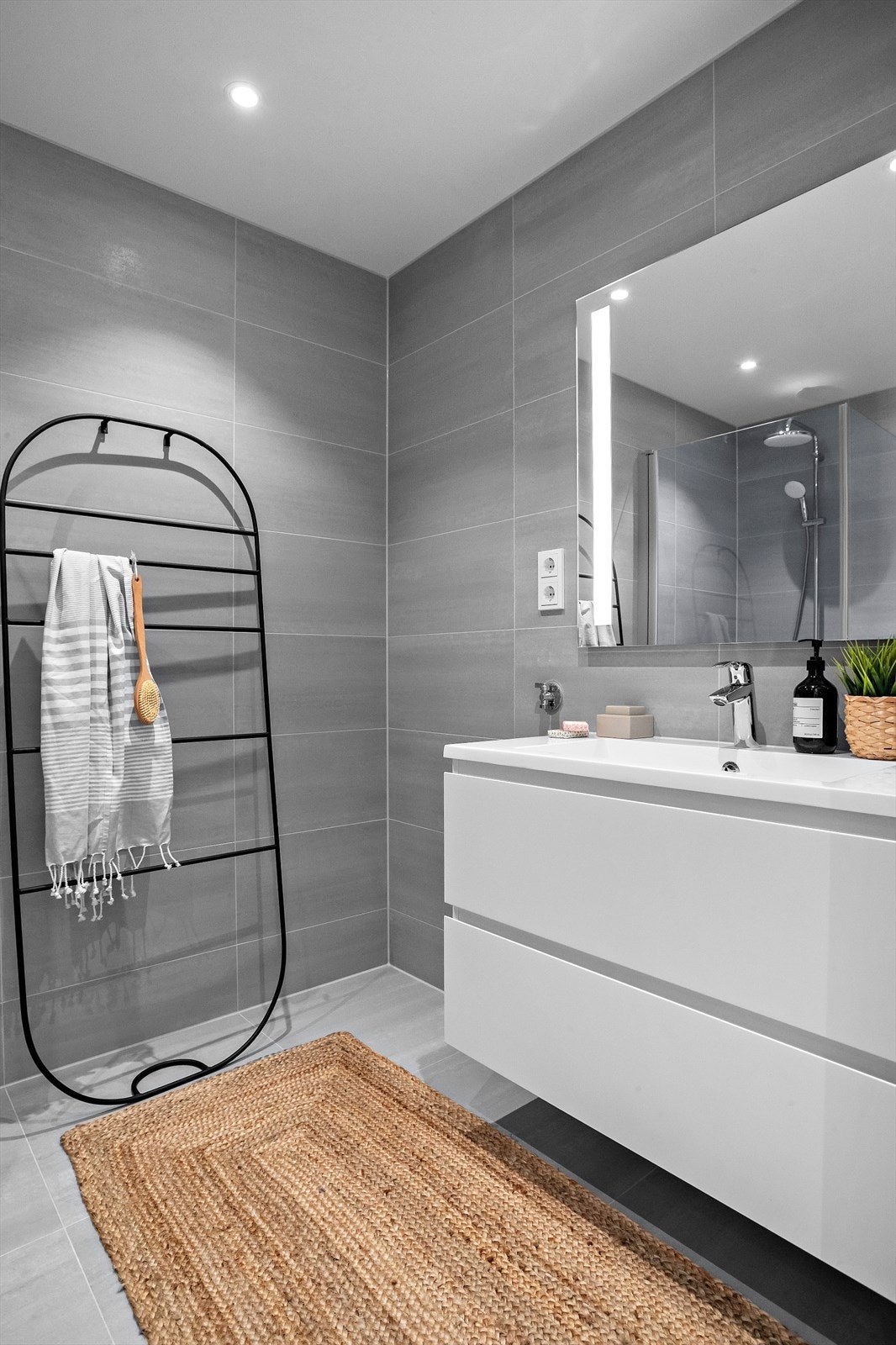 Badene leveres helfliset med varmekabler og downlights i tak (eksempelbilde - avvik kan forekomme) Galleribilde