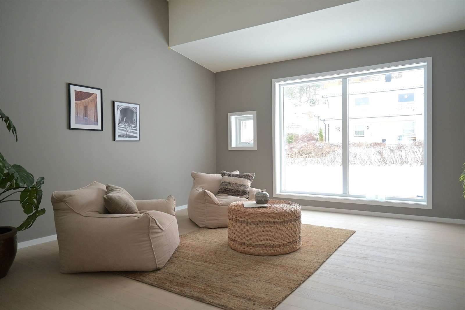 Opp i 2. etasje kommer man til en lys og flott stue med god takhøyde og gode møbleringsmuligheter (eksempelbilde - avvik kan forekomme) Galleribilde