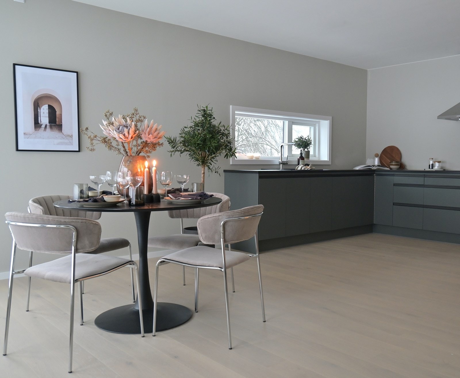 God plass for spisestue i tilknytning til kjøkken - fra stuen er det utgang til hage (eksempelbilde fra lik boligtype - avvik kan forekomme) Galleribilde