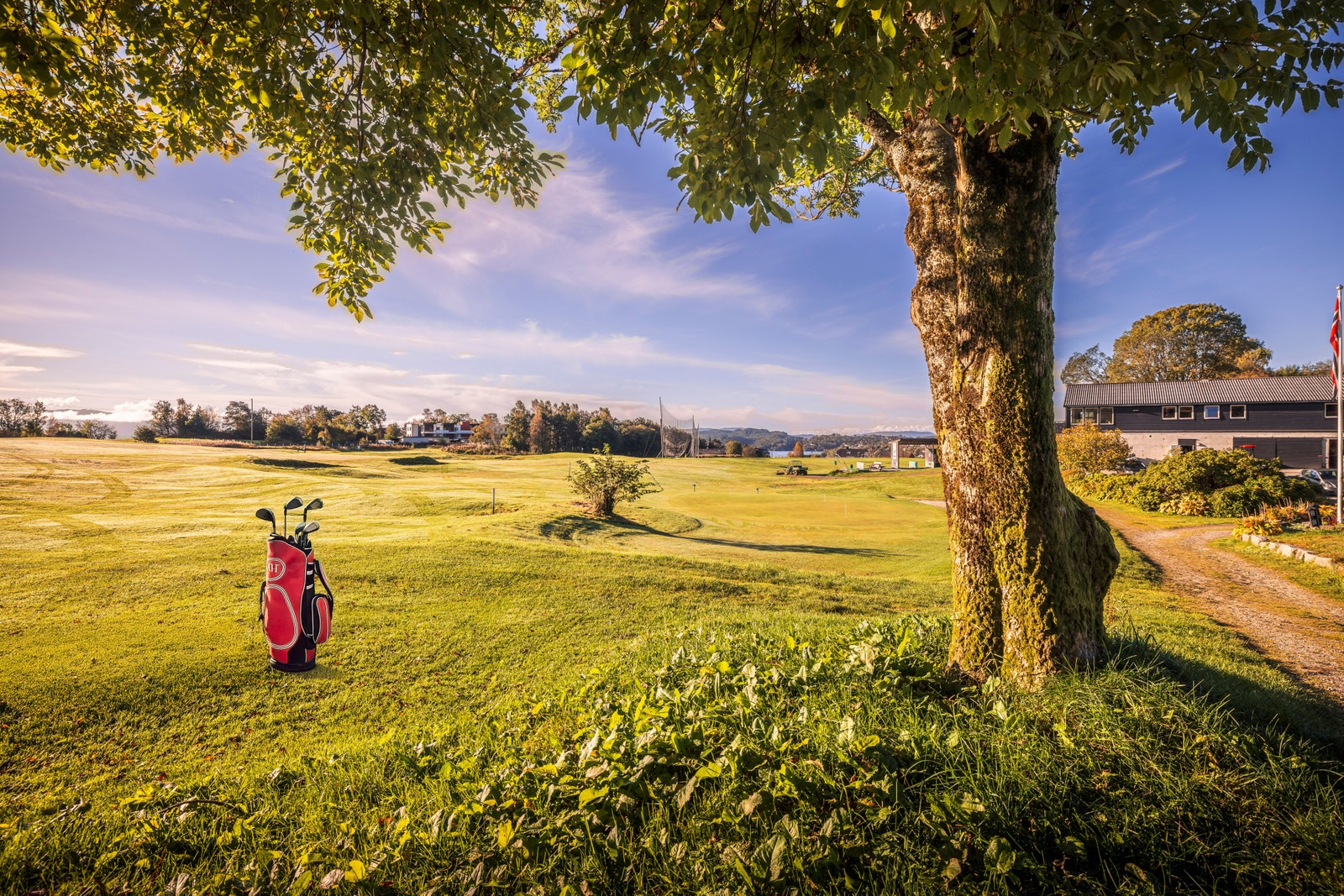 Hva med en liten golf-runde før frokost ? Her kan du trille golfbagen rett fra leiligheten og inn til banen. Galleribilde