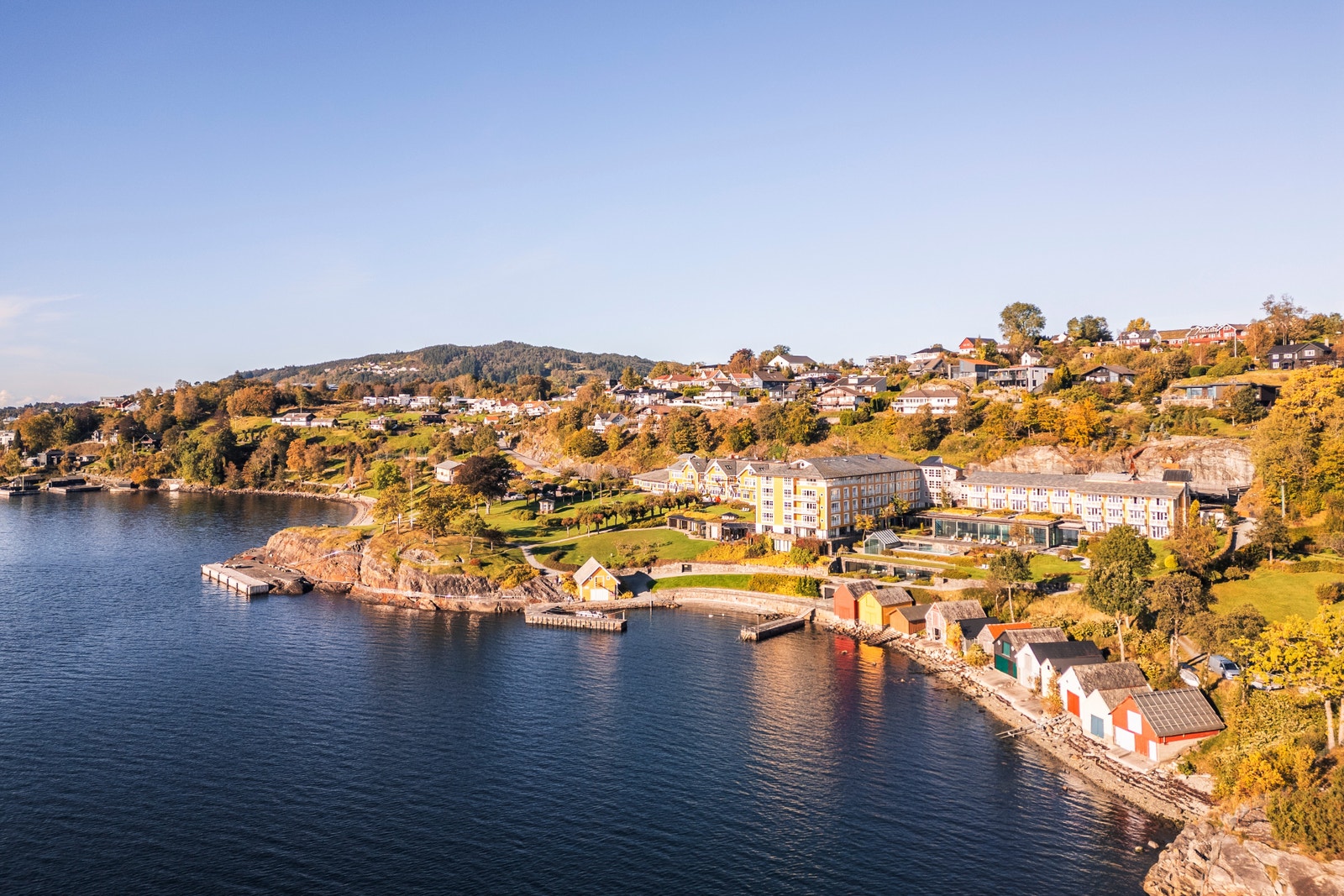 De nye leilighetene i Kongshaugen ligger tilbaketrukket, i skråningen mellom Solstrand Hotel & Spa og golfbanen på Os. Galleribilde