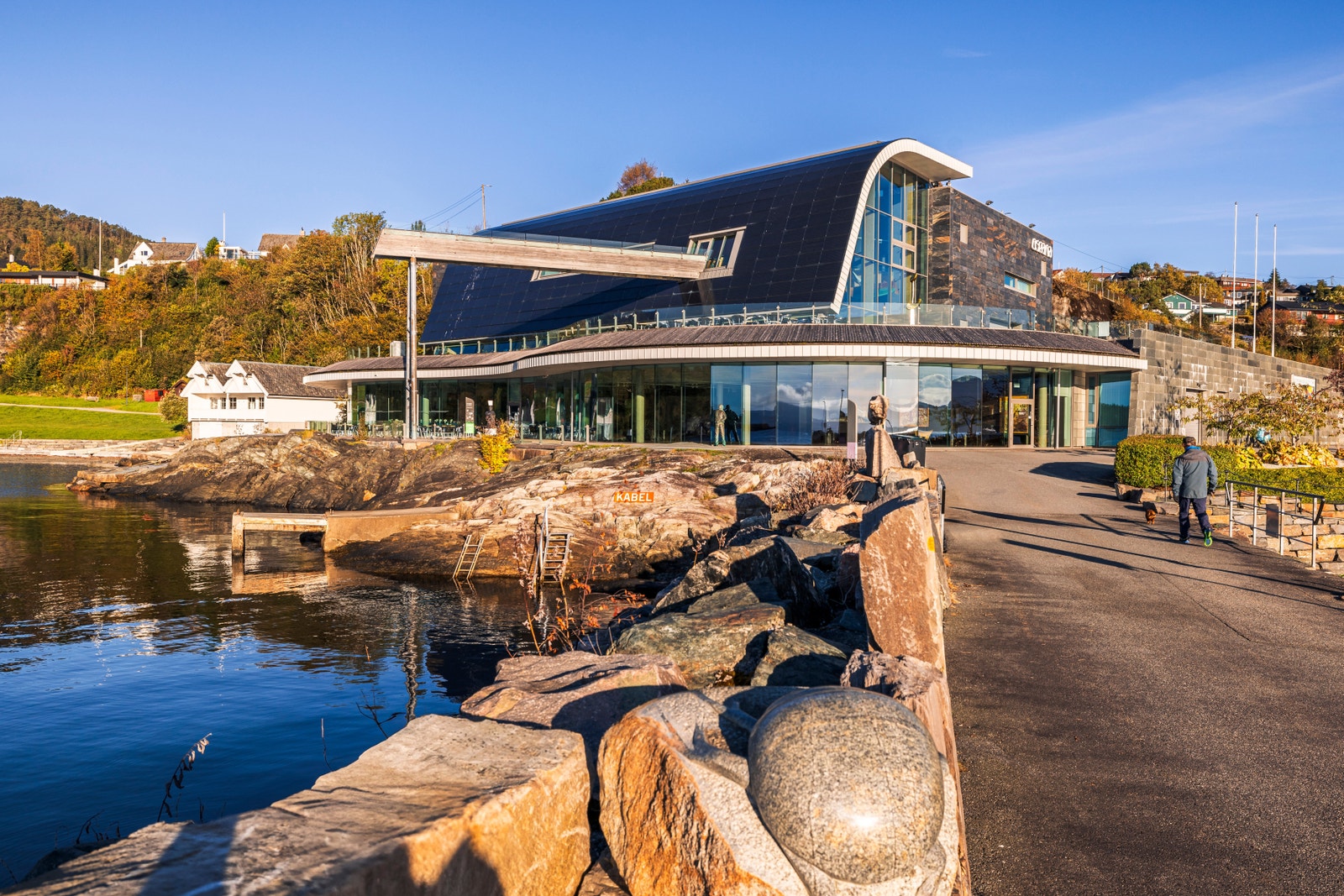 På Oseana Kunst og Kultursenter, er det jevnlig kunstutstillinger, konserter, kino, restaurant og ulike forestillinger. Galleribilde