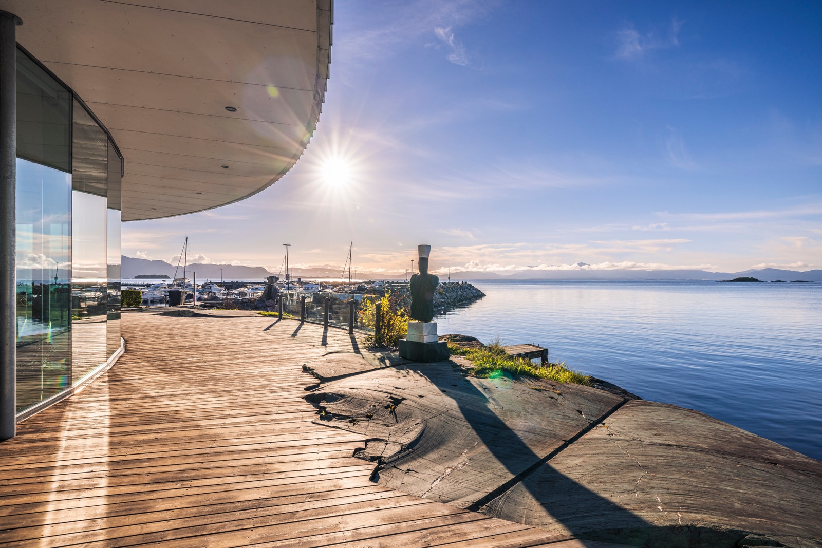 Nydelig kafè i front av Oseana Kunst & Kultursenter Galleribilde