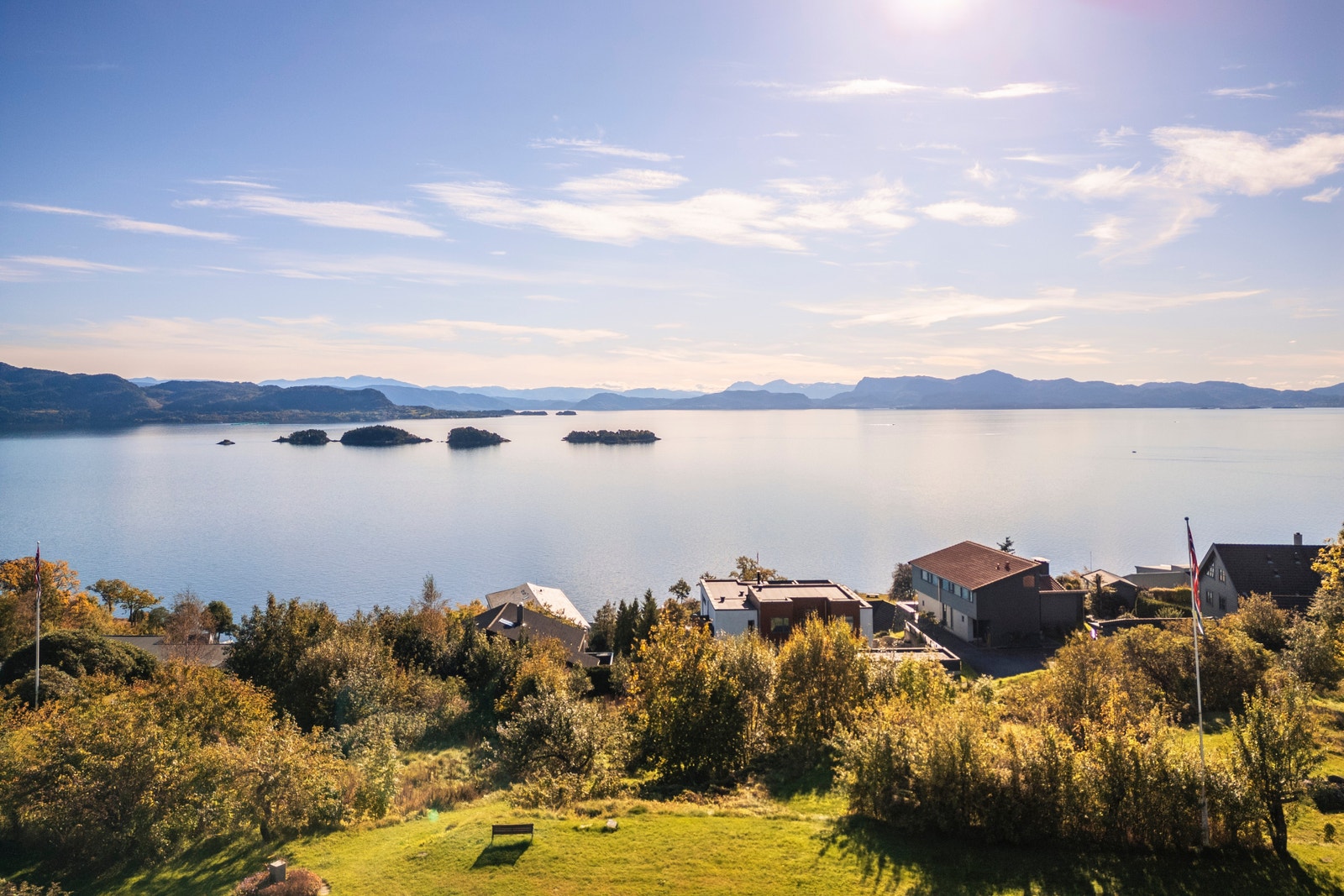 En fantastisk utsikt fra tomten, hvor du kan se helt til Folgefonna. Galleribilde