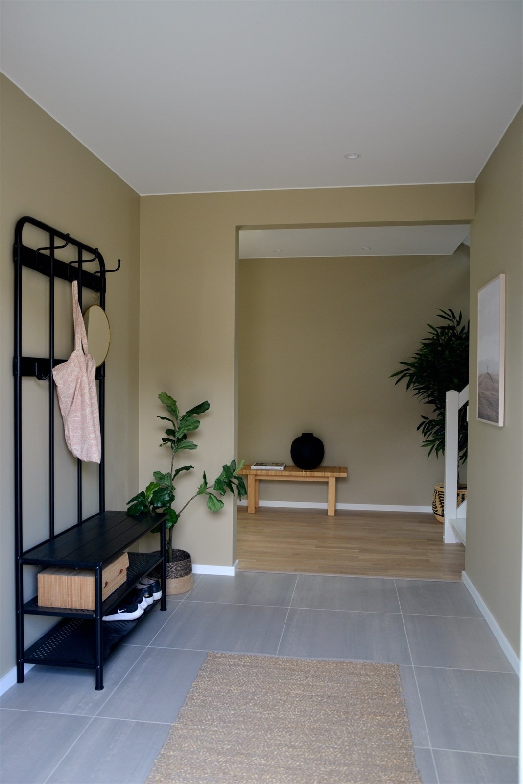 Illustrasjonsbilde av entré - boligen leveres med 60x60 flis på gulv i lys grå Galleribilde