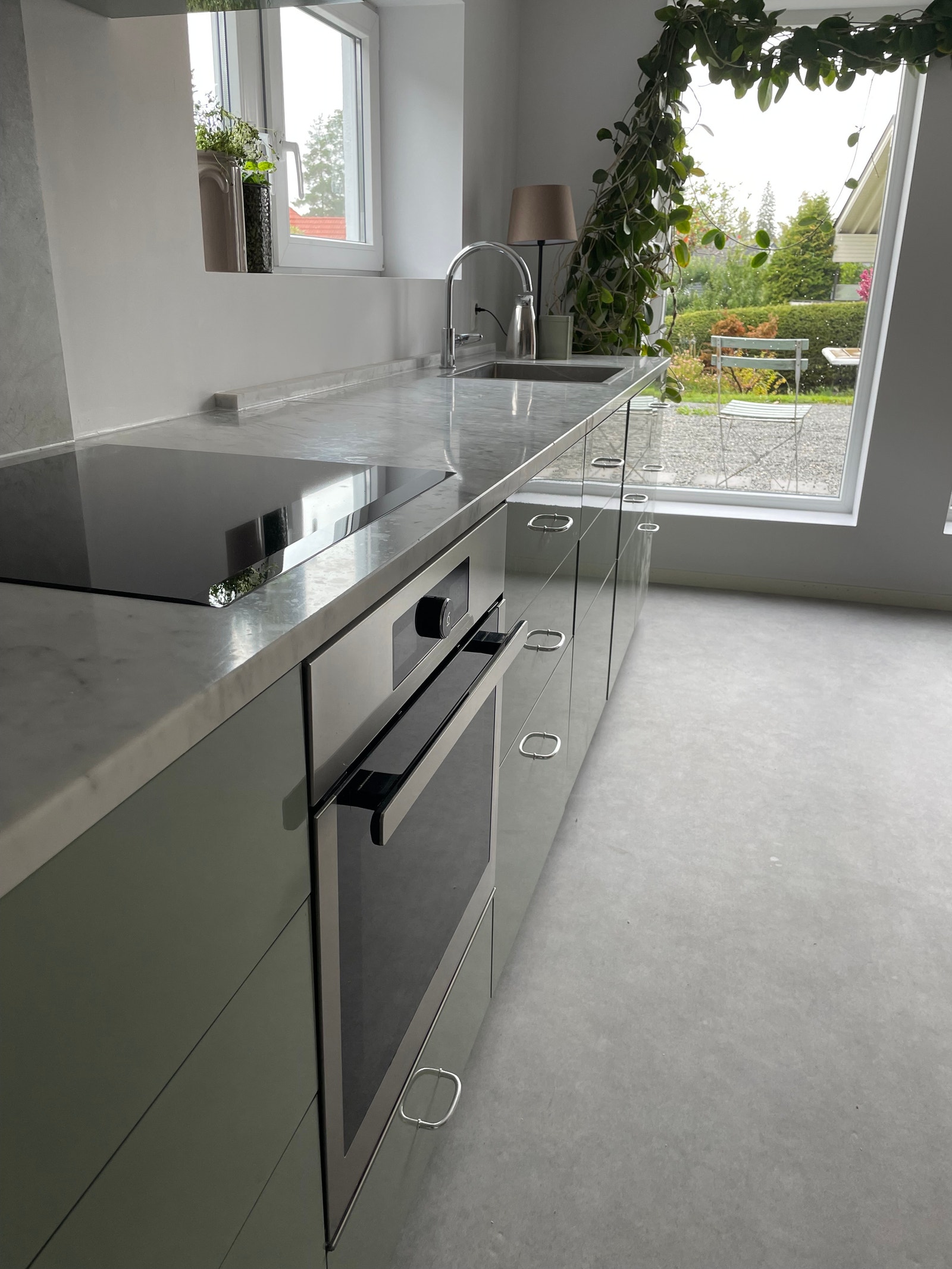 Kjøkken med integrert komfyr og oppvaskmaskin Galleribilde