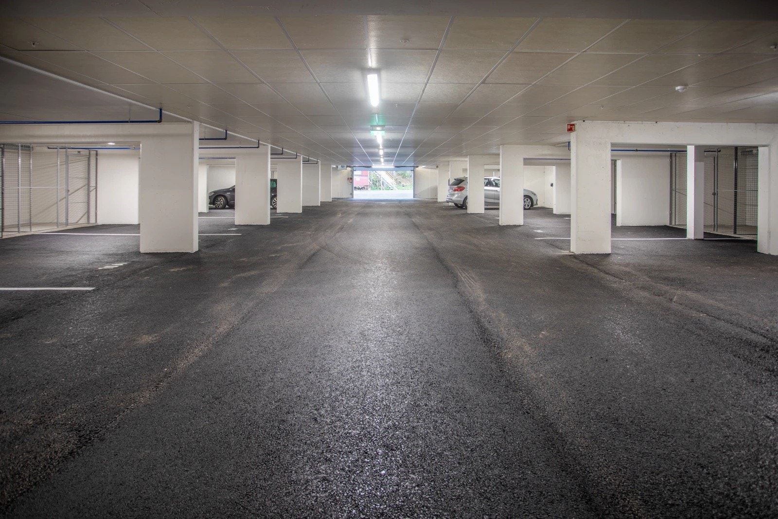 Det medfølger en biloppstillingsplass i byggets parkeringskjeller. Mulig å kjøpe én til ved behov. Galleribilde