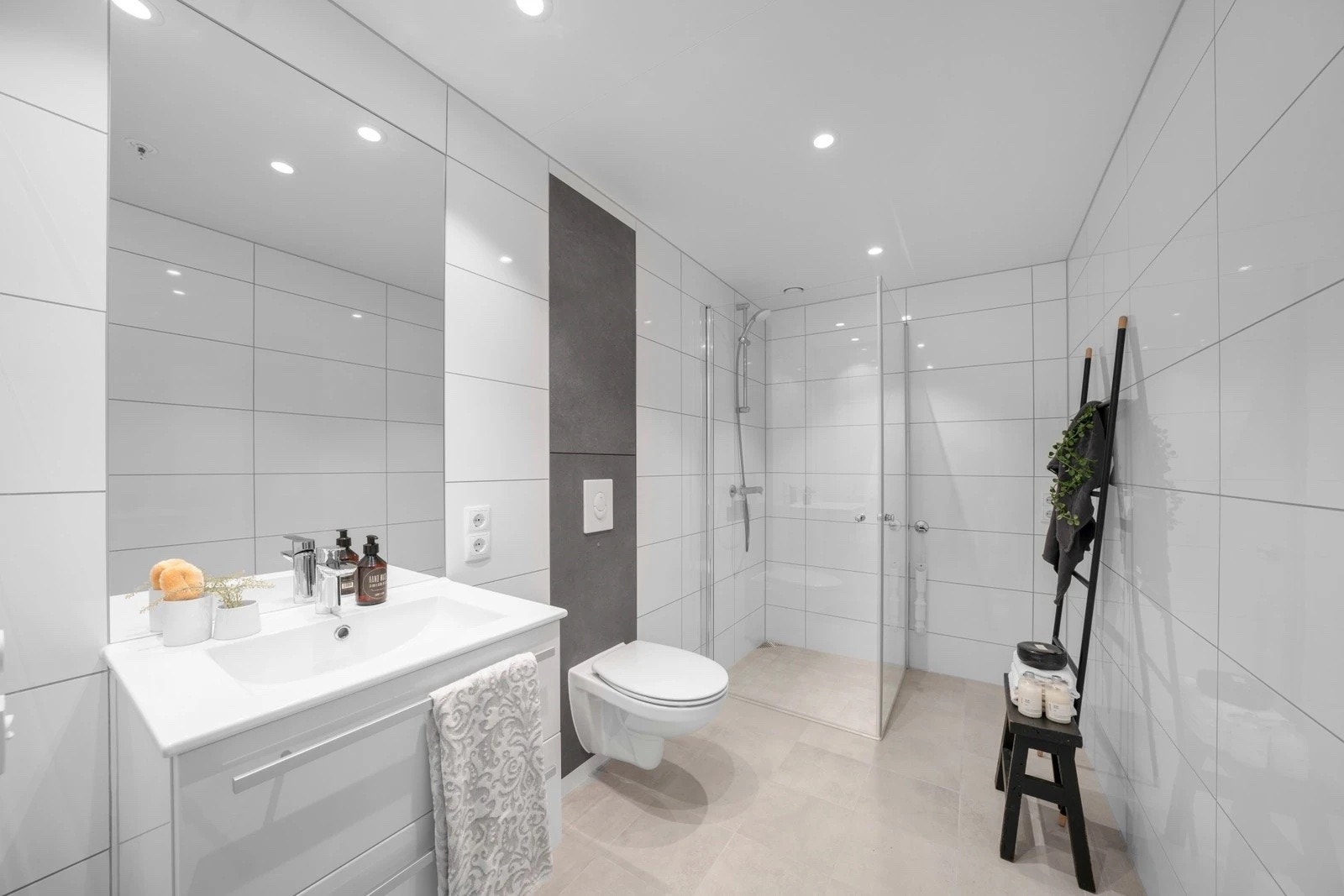 Delikat lyst baderom med vegghengt toalett. Galleribilde