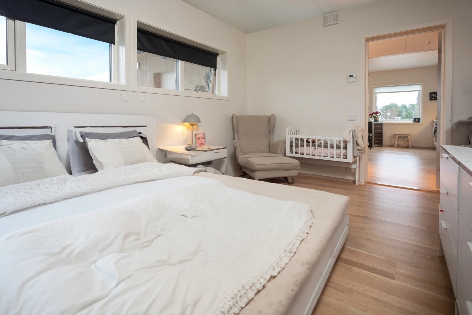 Leiligheten har totalt tre soverom - hovedsoverommet er av god størrelse med plass til bred seng og øvrig møblering. Galleribilde