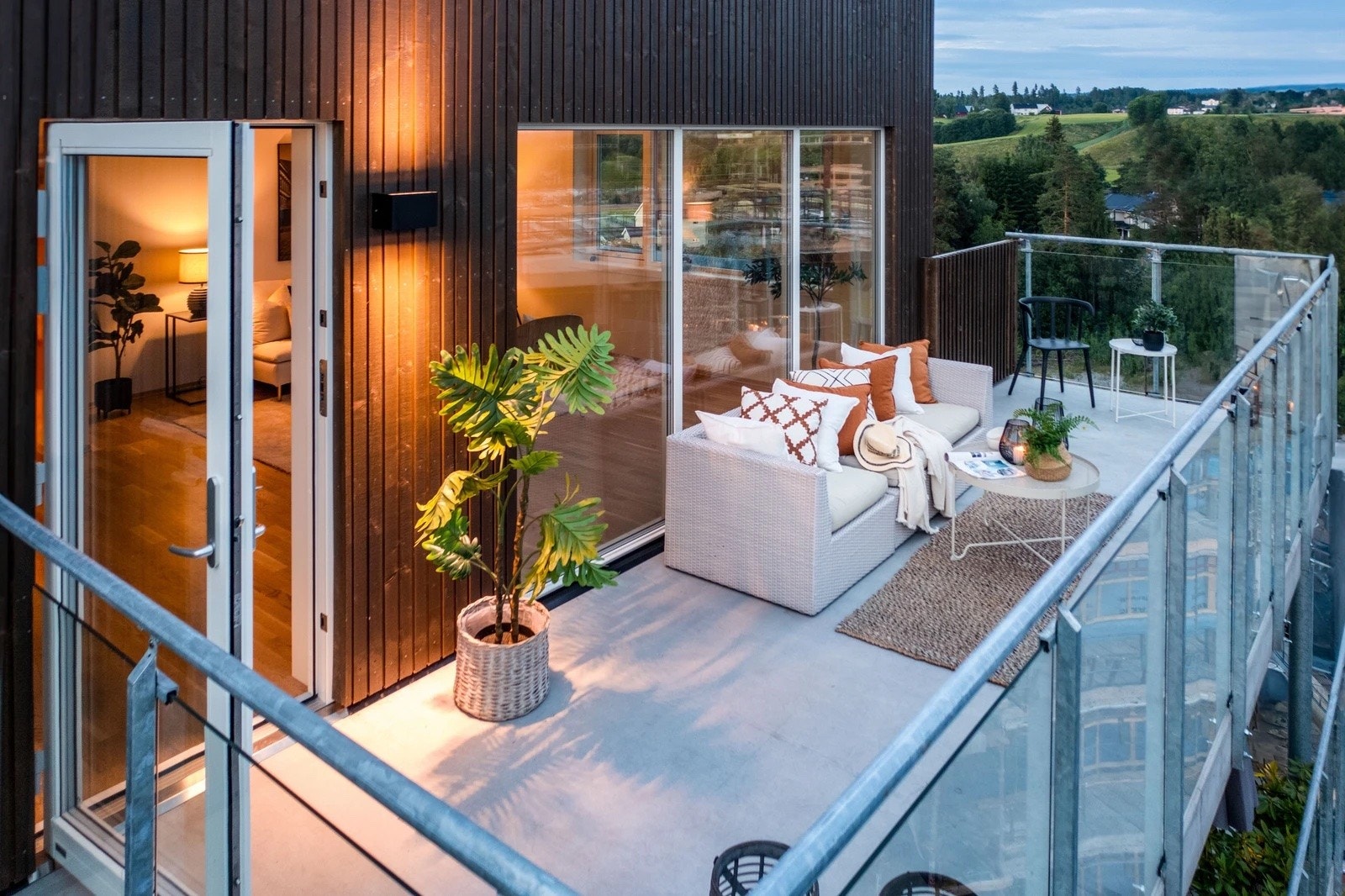 Stor og luftig balkong med gode solforhold og flott utsyn. Galleribilde
