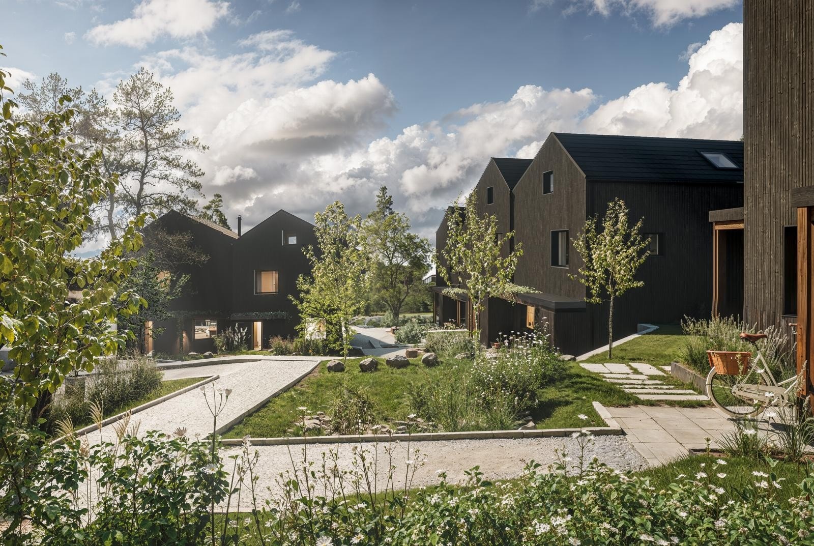 23 harmoniske boliger, med luftig og solrik beliggenhet mellom trær og terreng, i et fredlig og etablert boligområde. Galleribilde