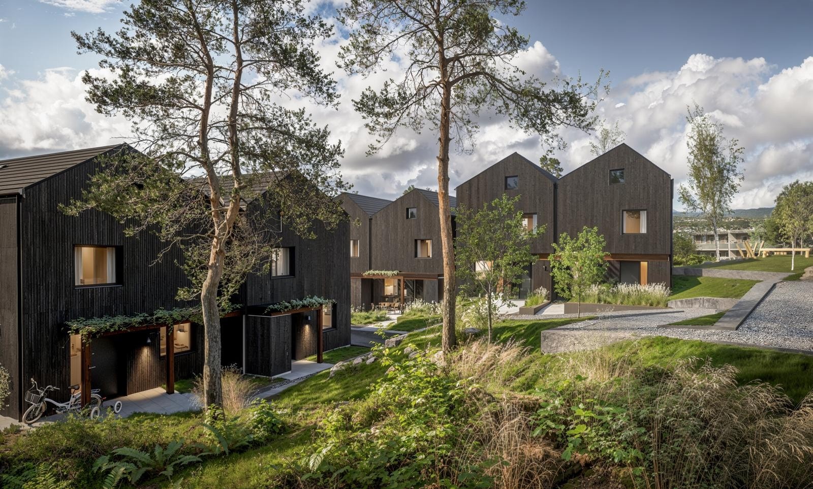 De gode utsikts- og solforholdene skaper innbydende områder for beboerne, med felles tun og private hager som fremmer både fellesskap og privatliv. Galleribilde