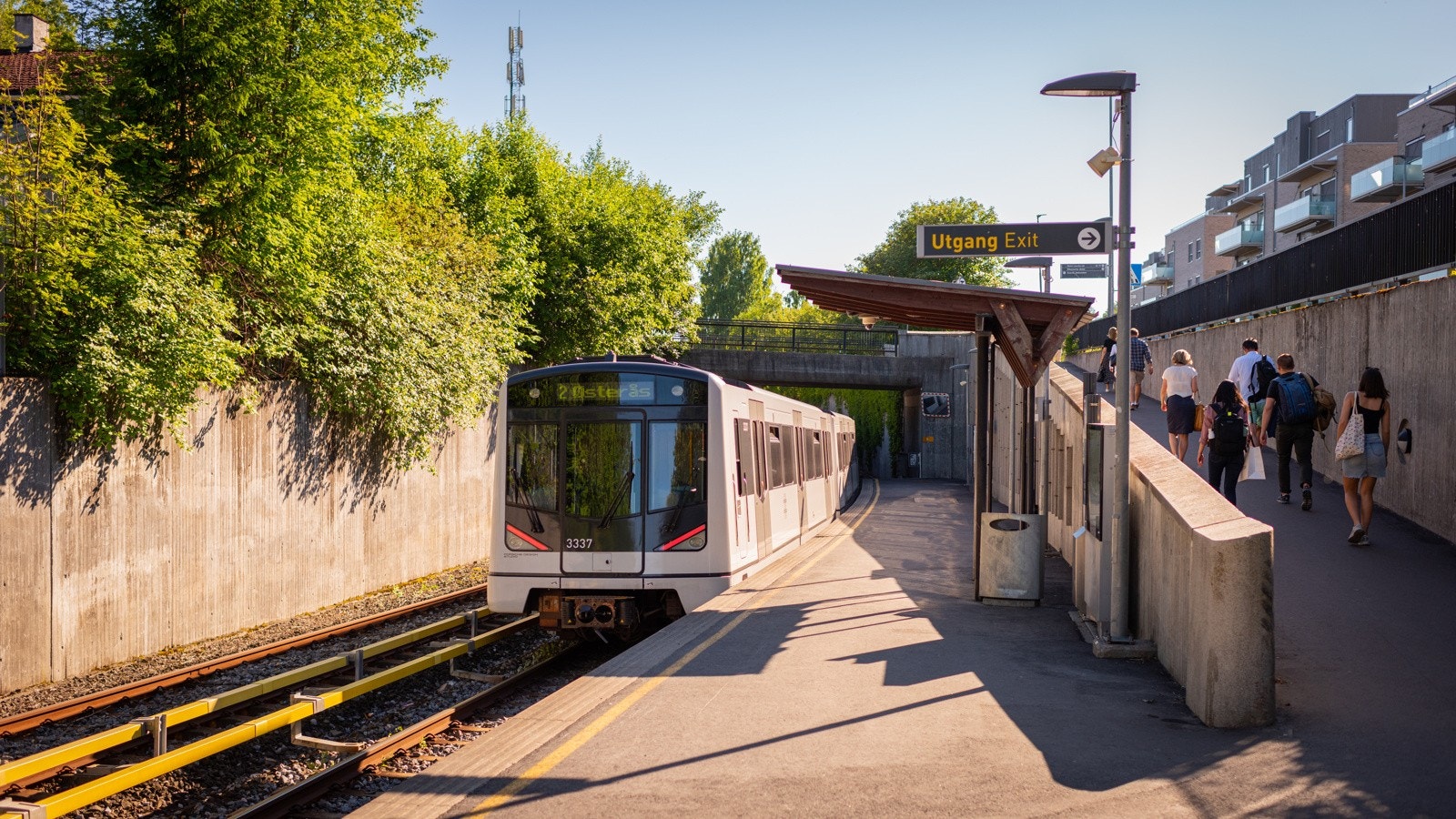 T-banen (linje 2) bruker 14 til Majorstua hvor det er overgang til alle t-banens linjer. Galleribilde