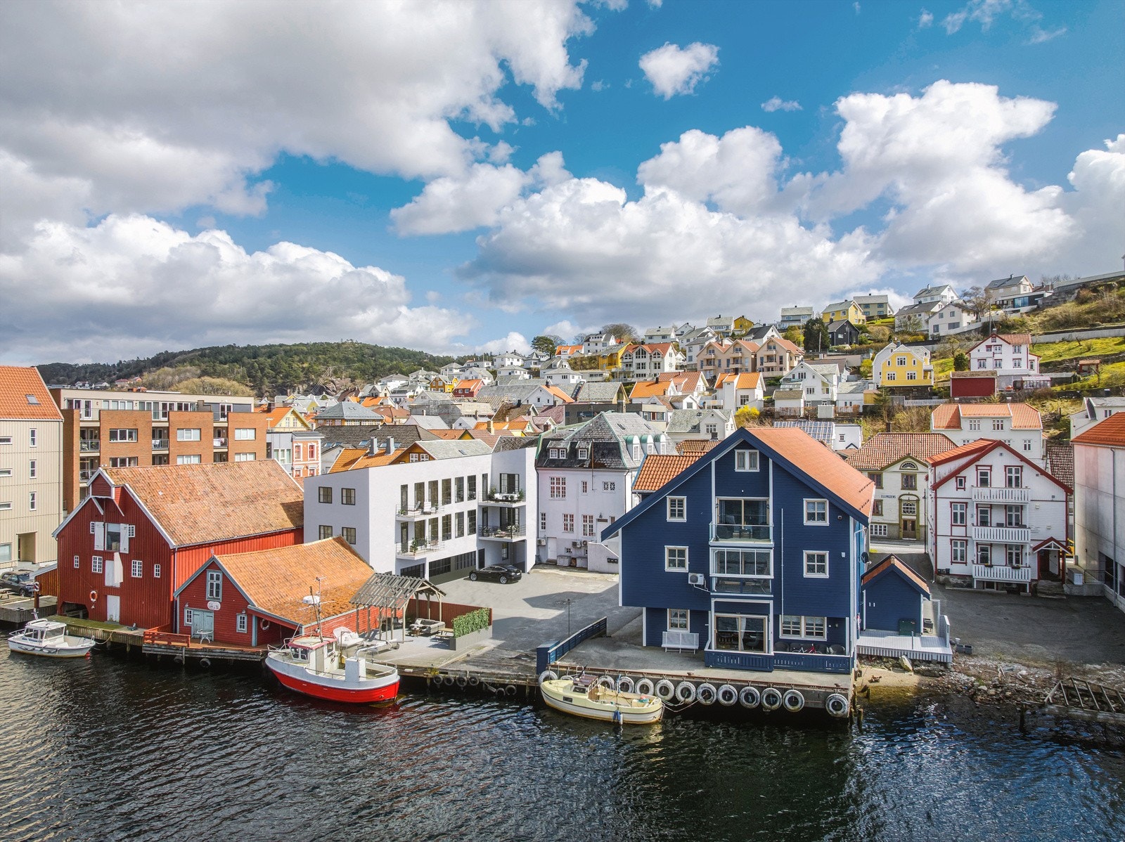 Leilighetene ligger i byggets andre og tredje etasje, med to balkonger til hver leilighet. Galleribilde