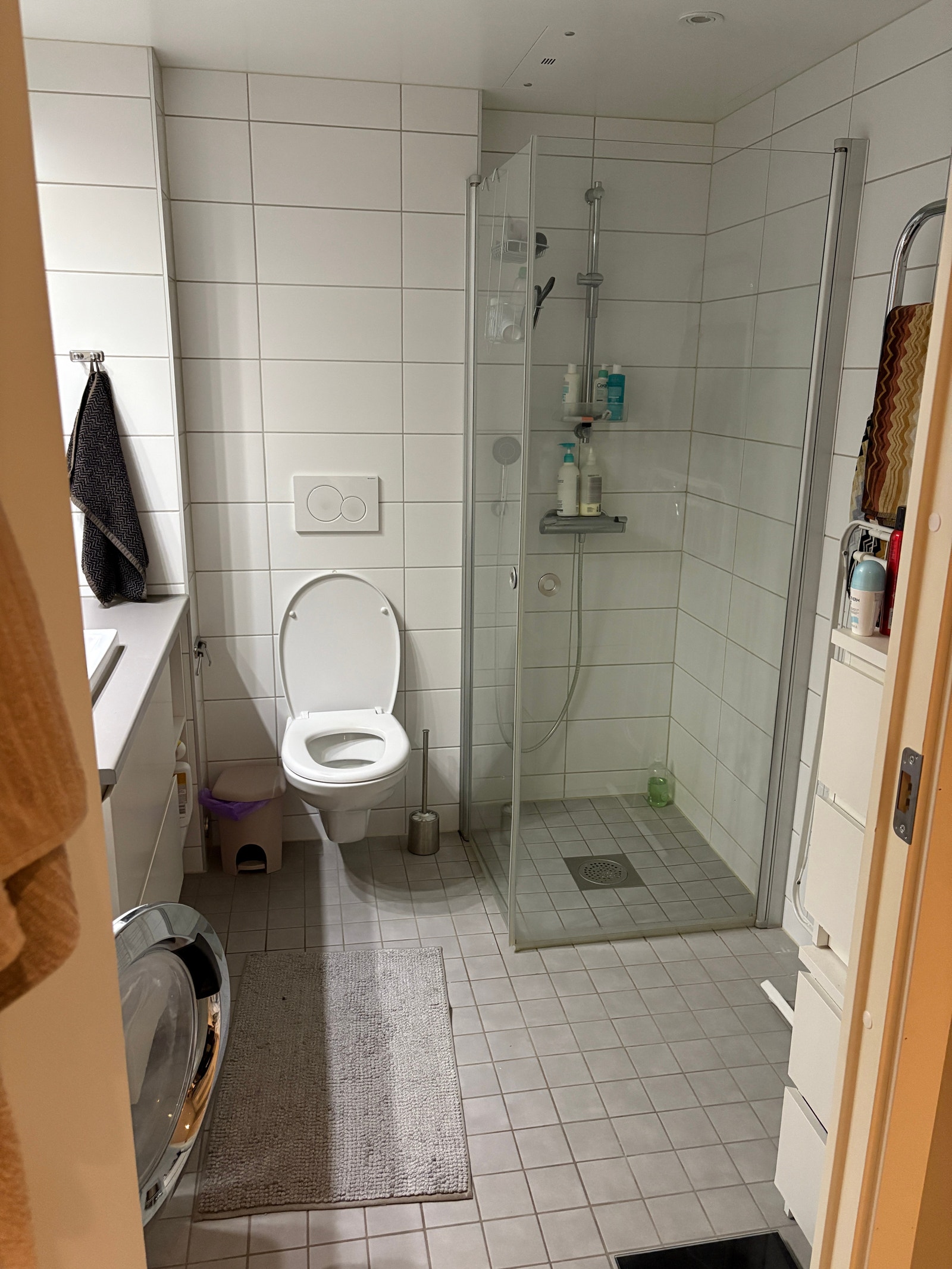 Badet inkl vaskemaskin med tørketrommel Galleribilde