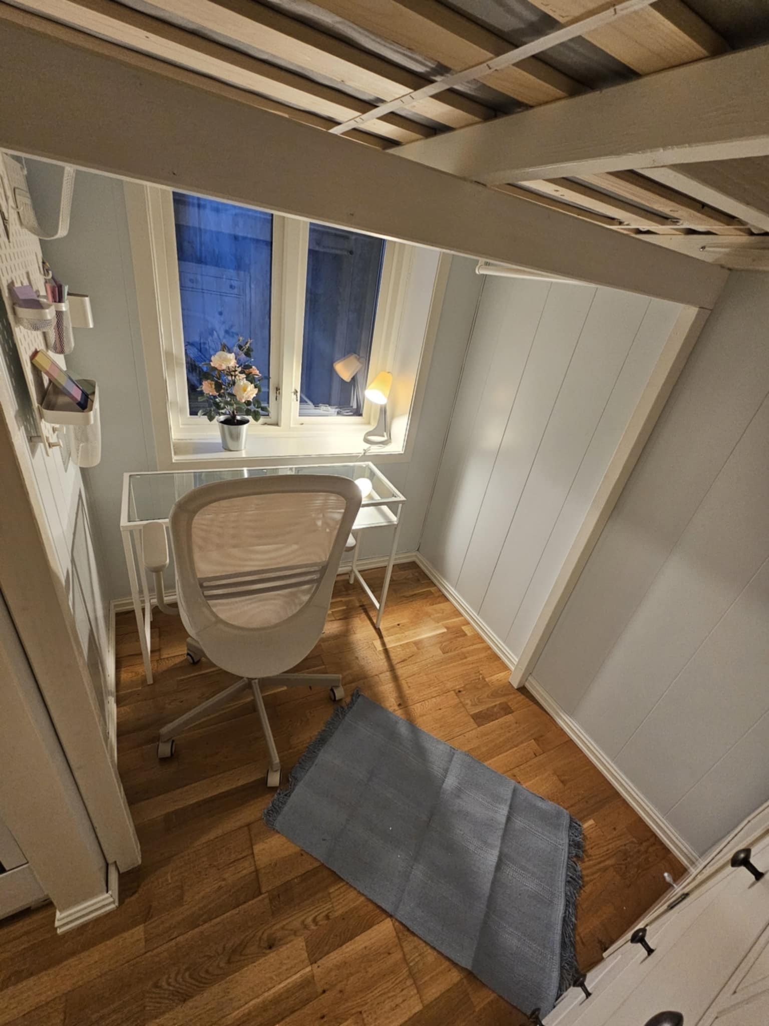 Kontor under hems. Galleribilde