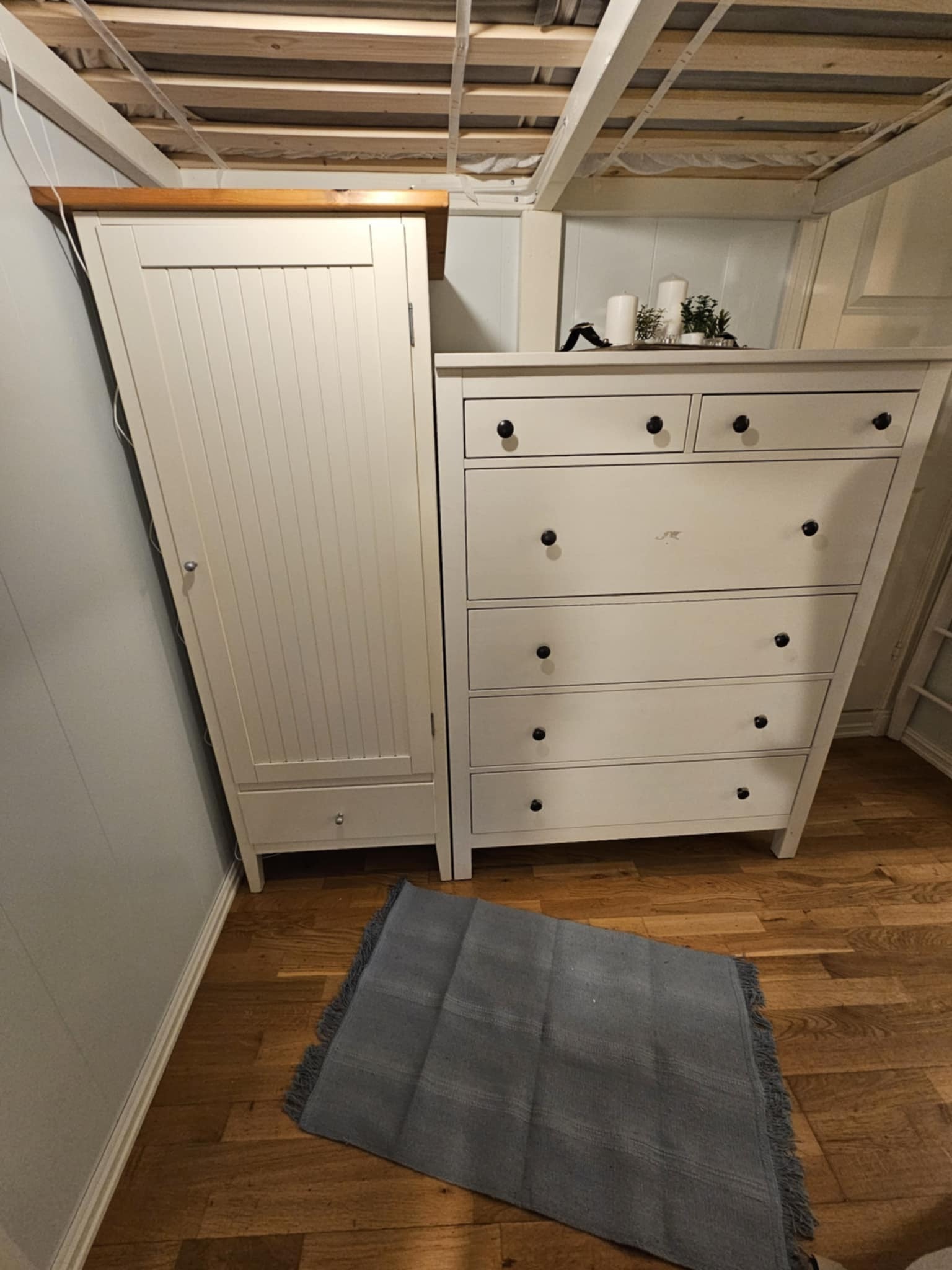 Garderobe under hems. Galleribilde