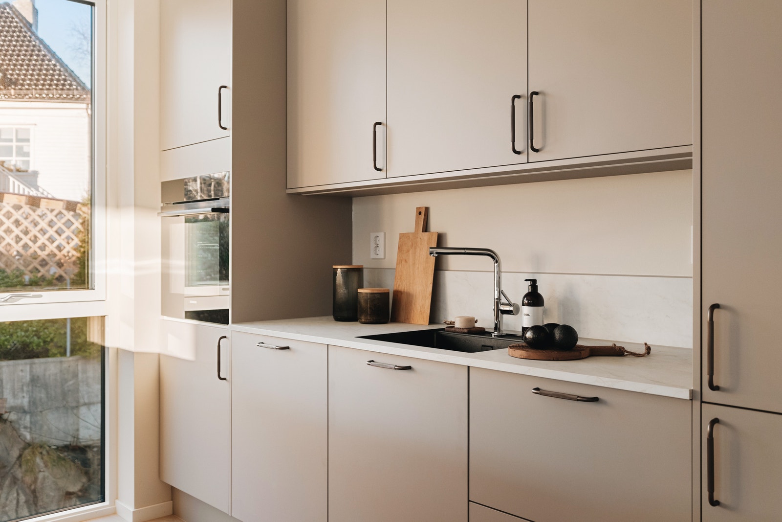 Underlimt vask og armatur med uttrekk Galleribilde