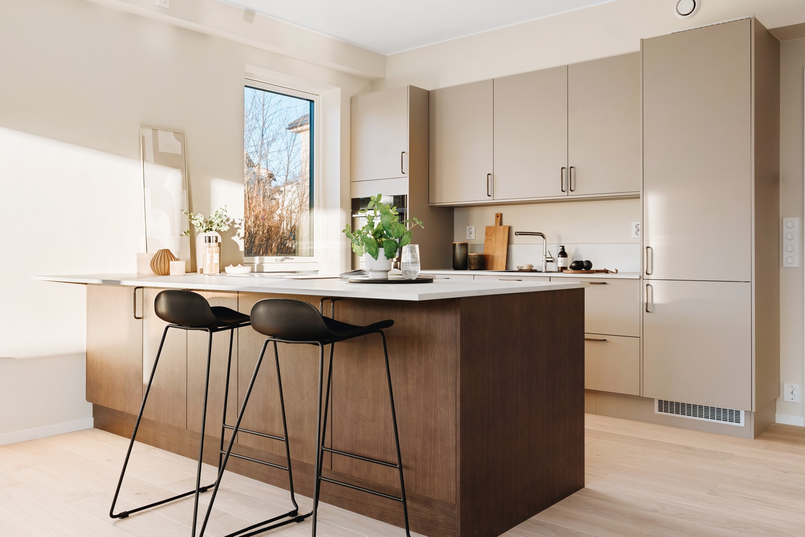 Øy med overheng for sitteplasser, med ekstra lagringsplass i front. Galleribilde