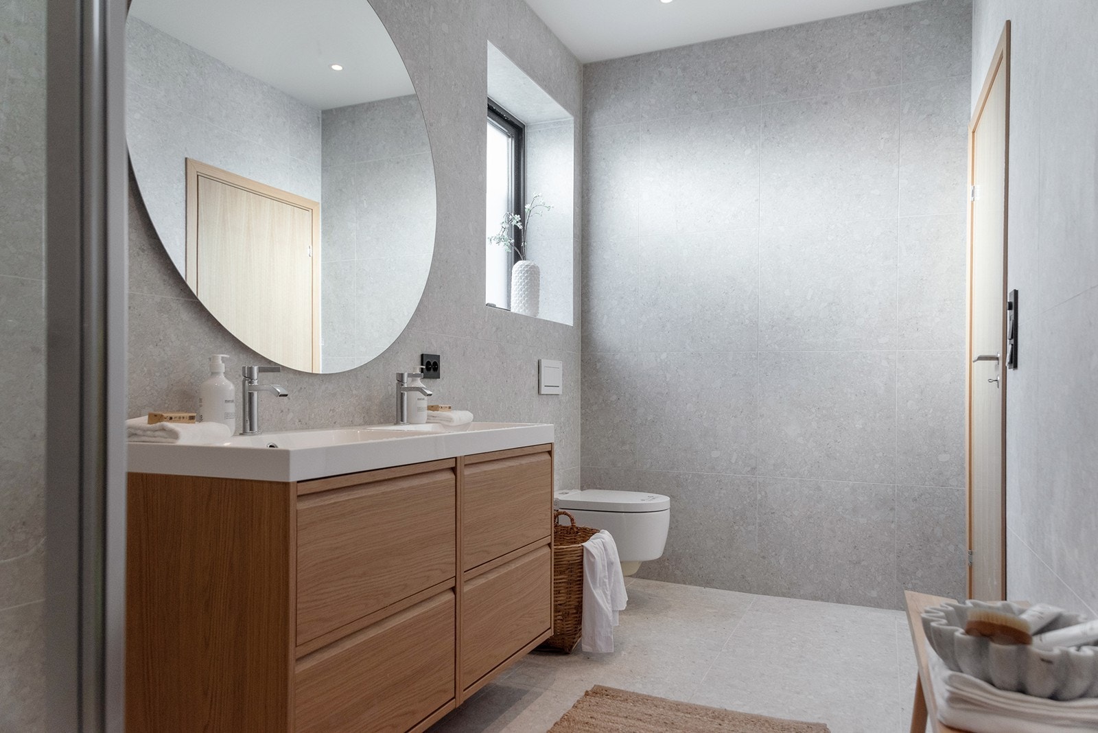 Boligen har et baderom i hver etasje, samt et ekstra toalettrom i andre etasje. Galleribilde