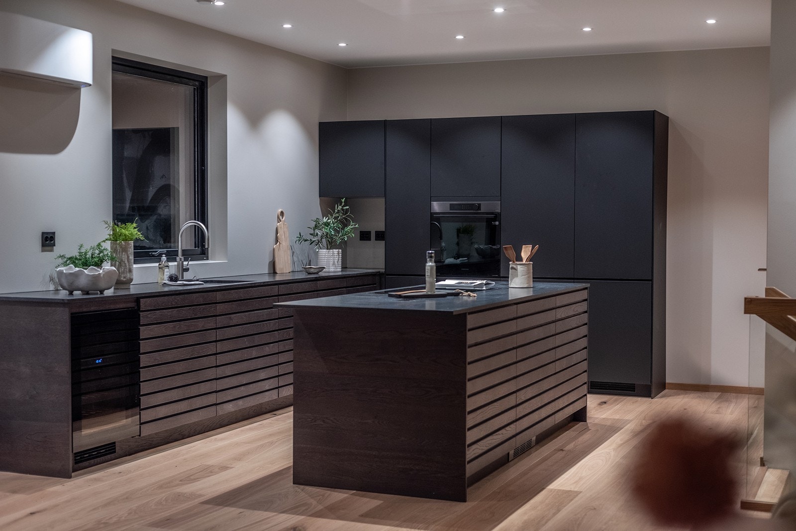 Lekker kjøkkeninnredning fra Kvik Prato Grey med eksklusive overflater og integrerte kvalitets hvitevarer. Galleribilde