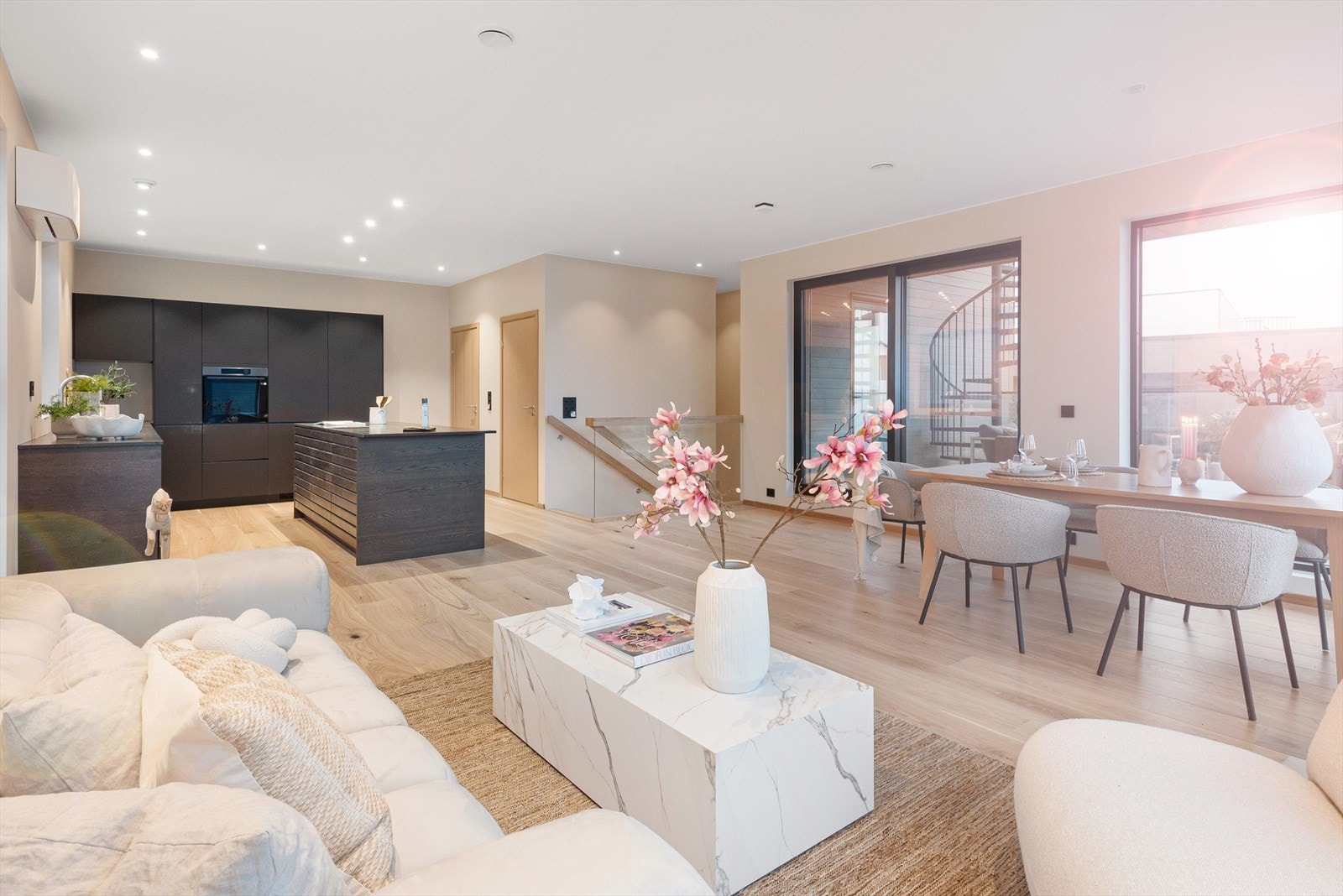 Opplev en bolig bygget etter TEK 17-standard, med en moderne estetikk og kvalitetsmaterialer. Galleribilde