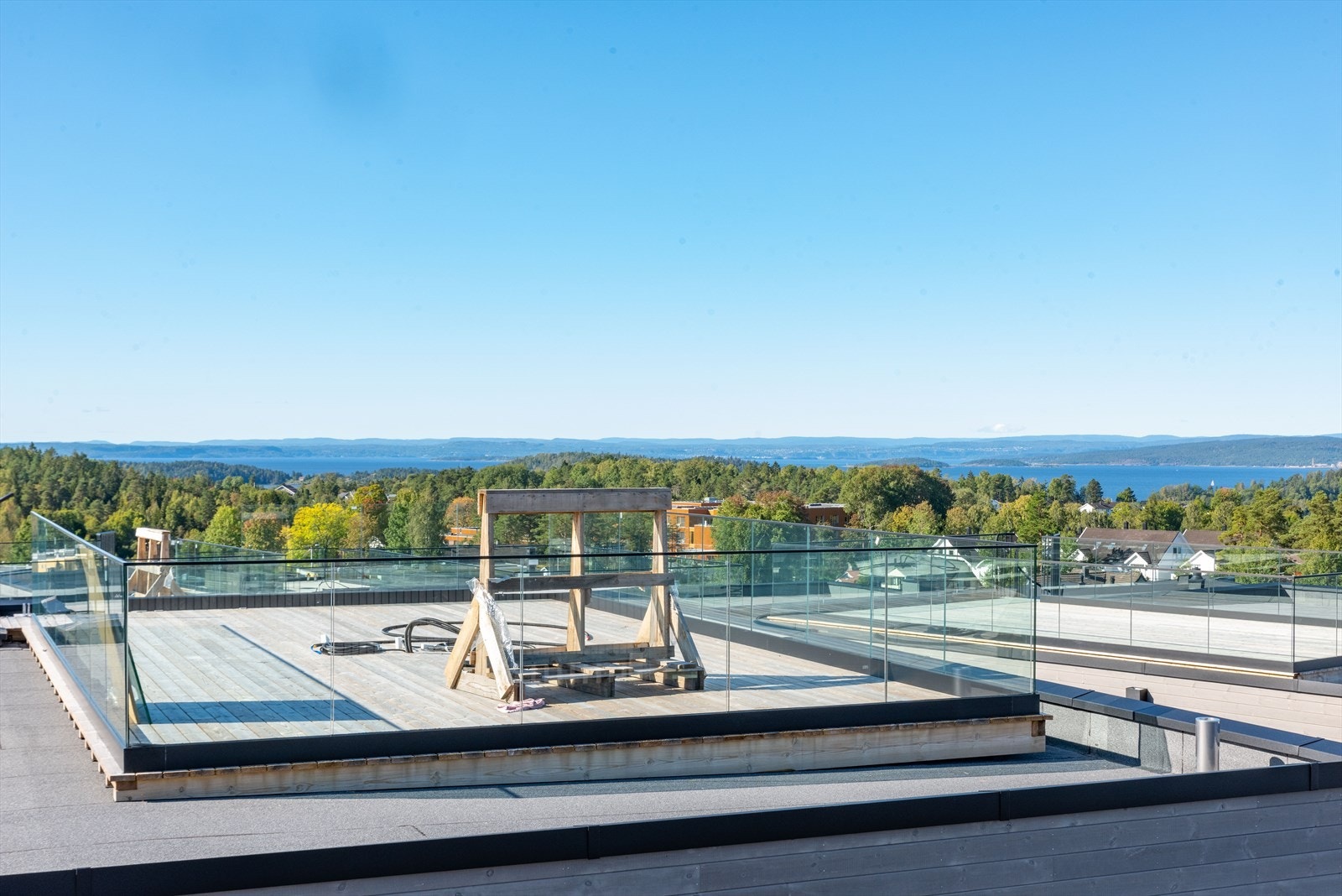 Takterrasse med herlig sjøutsikt og svært gode solforhold. Galleribilde